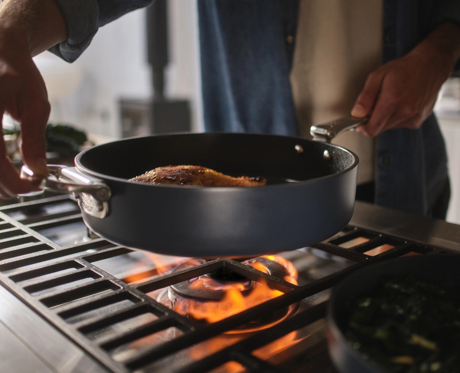 Moderne Joseph Joseph Bratpfanne mit 30 cm Durchmesser und innovativem klappbarem Griff, ideal für platzsparendes Kochen und stilvolle Zubereitung.