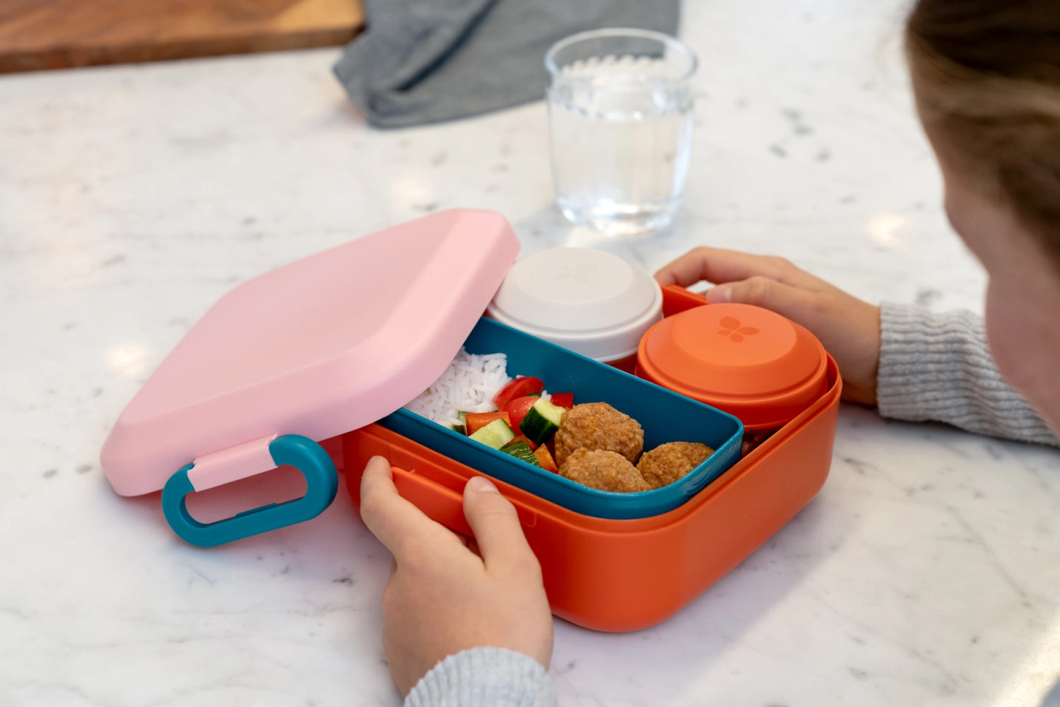 Bunte Rikko Lunchbox im lebhaften Poppy Flamingo Design, perfekt für die praktische und stilvolle Mitnahme von Mahlzeiten und Snacks.