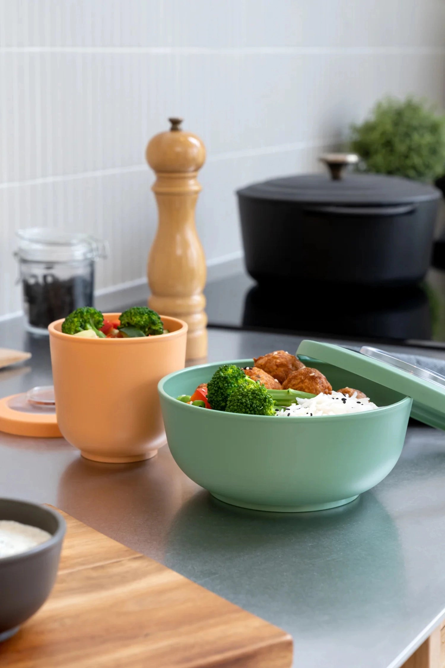 Pfirsichfarbene Tylla Bowl mit 500ml Volumen aus robustem PP, ideal für Snacks und Mahlzeiten unterwegs, stilvoll und praktisch.