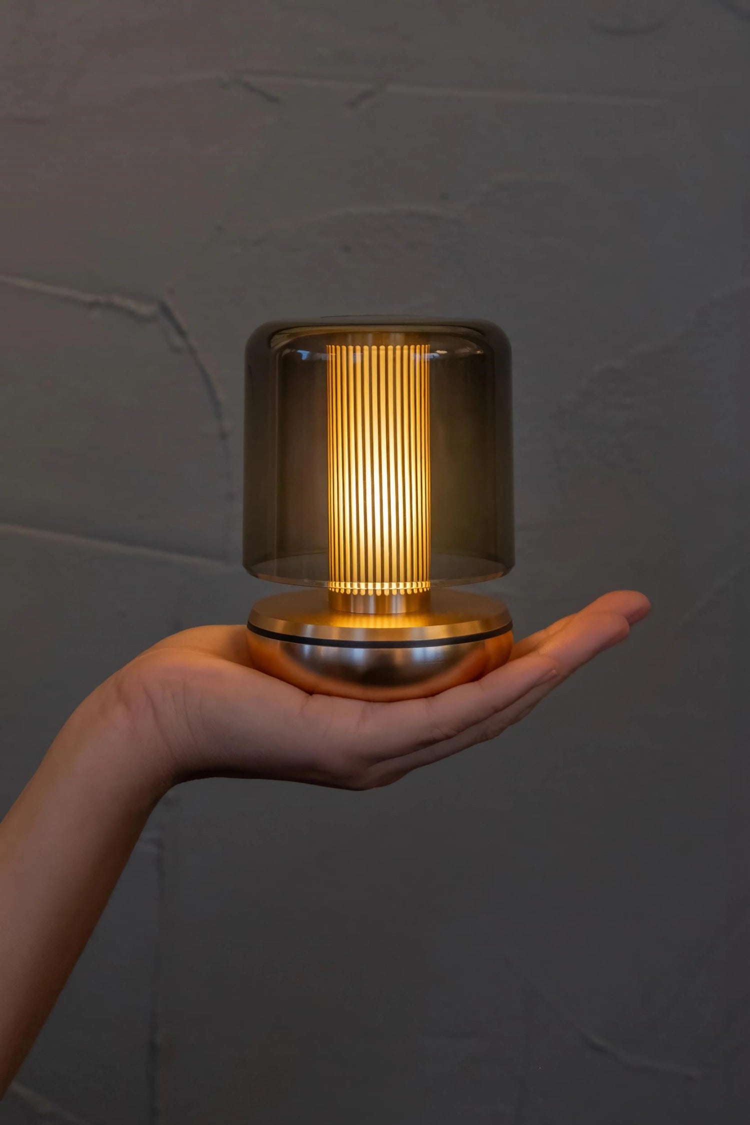 Elegante Firefly Tischlampe in Smoke-Optik mit goldenen Akzenten, 11.8x8.6 cm, ideal für stimmungsvolle Beleuchtung in jedem Raum.