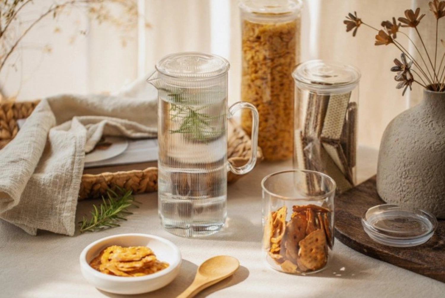Elegante Karaffe aus transparentem Borosilikatglas mit 1,2 l Fassungsvermögen, perfekt für stilvolles Servieren von Getränken.