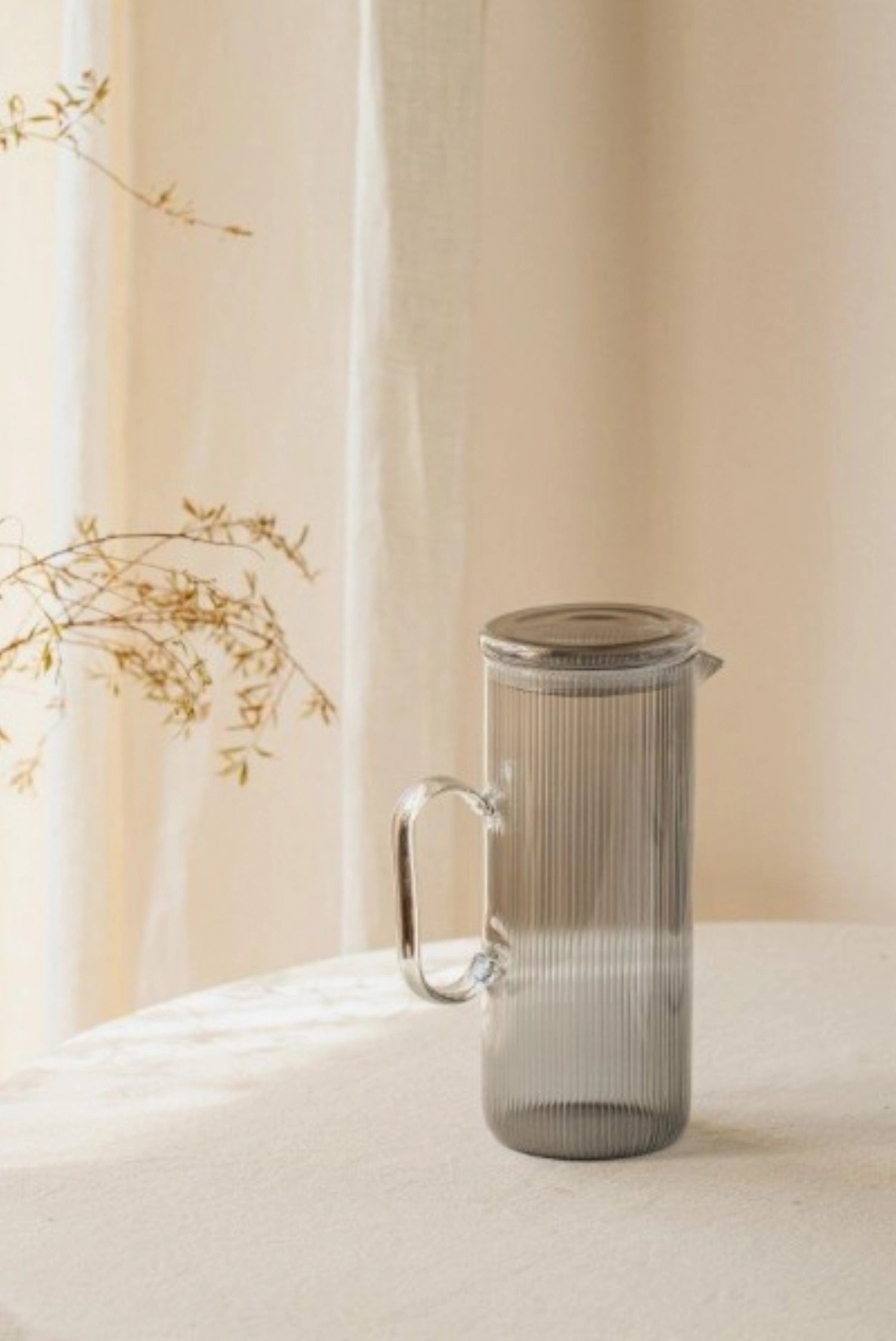 Moderne Karaffe aus grauem Borosilikatglas, 1,2 l, perfekt für die stilvolle Servierung von Getränken und als Blickfang auf jedem Tisch.