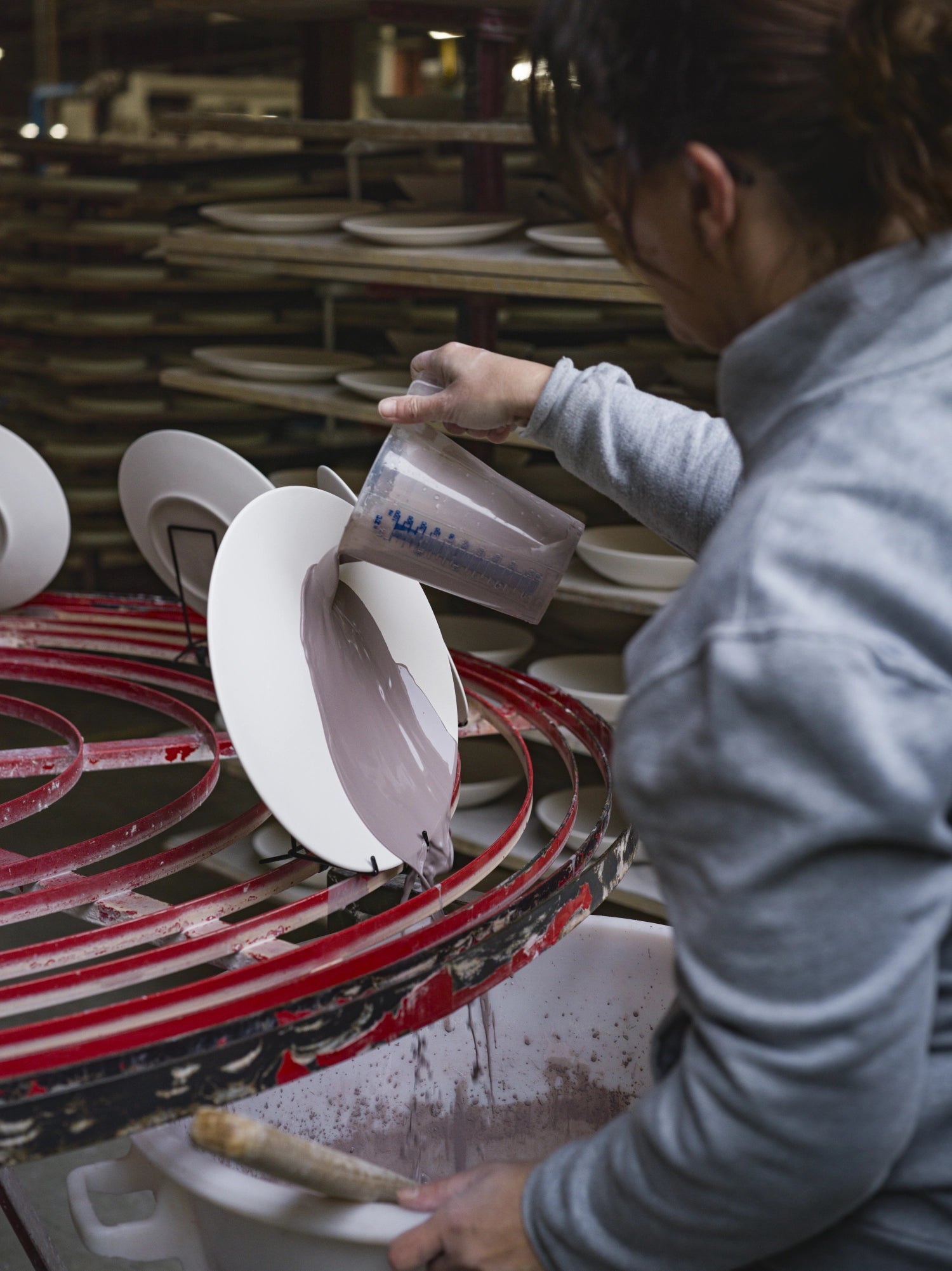 Verleihen Sie Ihrem Tisch mit dem eleganten Confluence Coupteller D27cm in Fjord Alabaster Weiss von Revol einen Hauch von Stil und Raffinesse.
