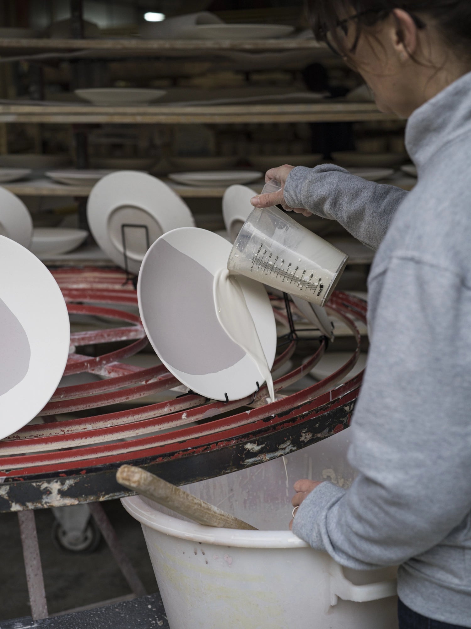 Verleihen Sie Ihrem Tisch mit dem Confluence Teller flach D26cm in Safran Alabaster Weiss von Revol einen Hauch von Eleganz und Stil.