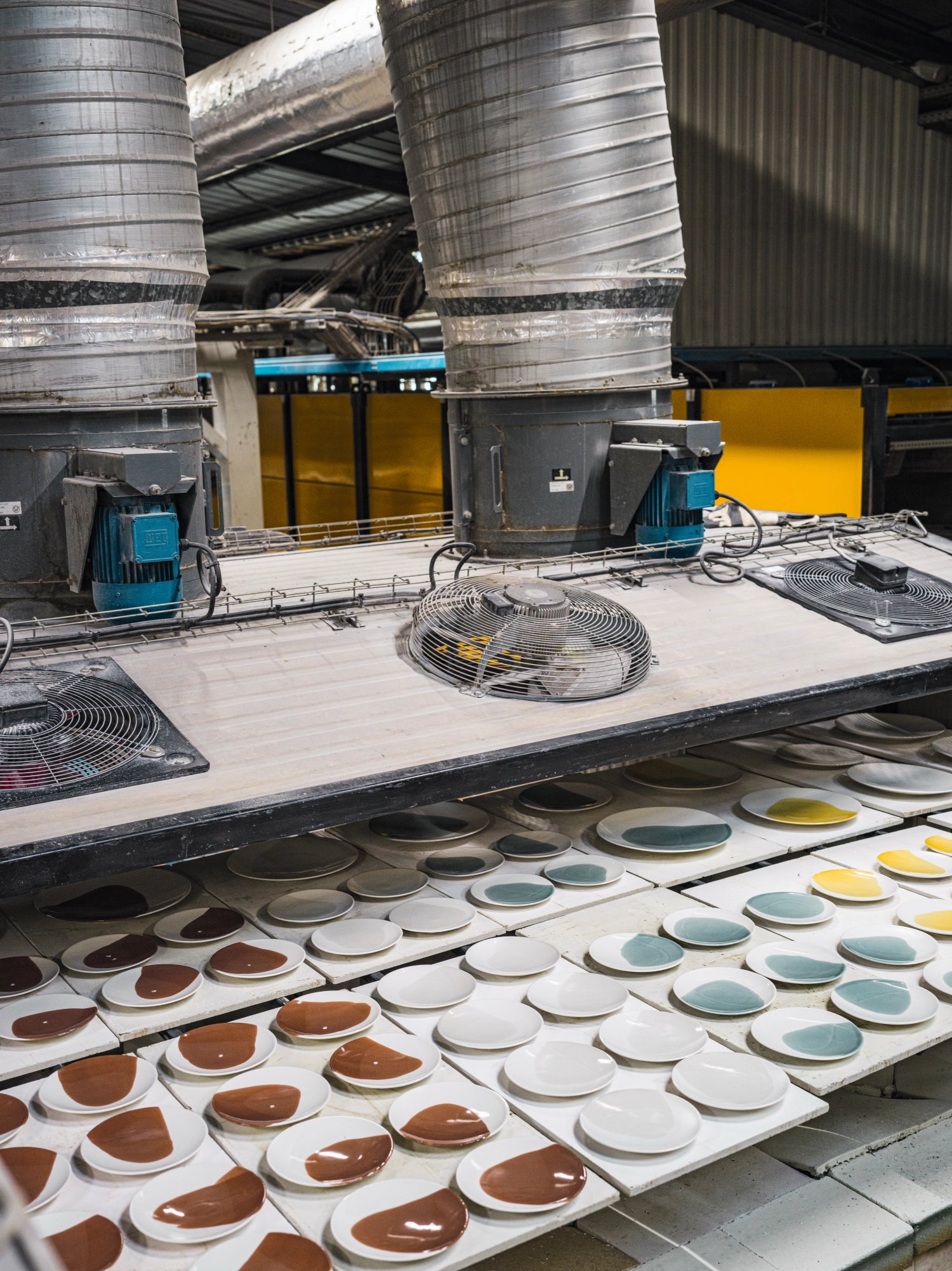 Eleganter Brotteller D16cm in kokos alabaster weiss von Revol. Hochwertiges Steinzeug, ideal für Brot und Snacks. Zeitloses Design für jeden Anlass.