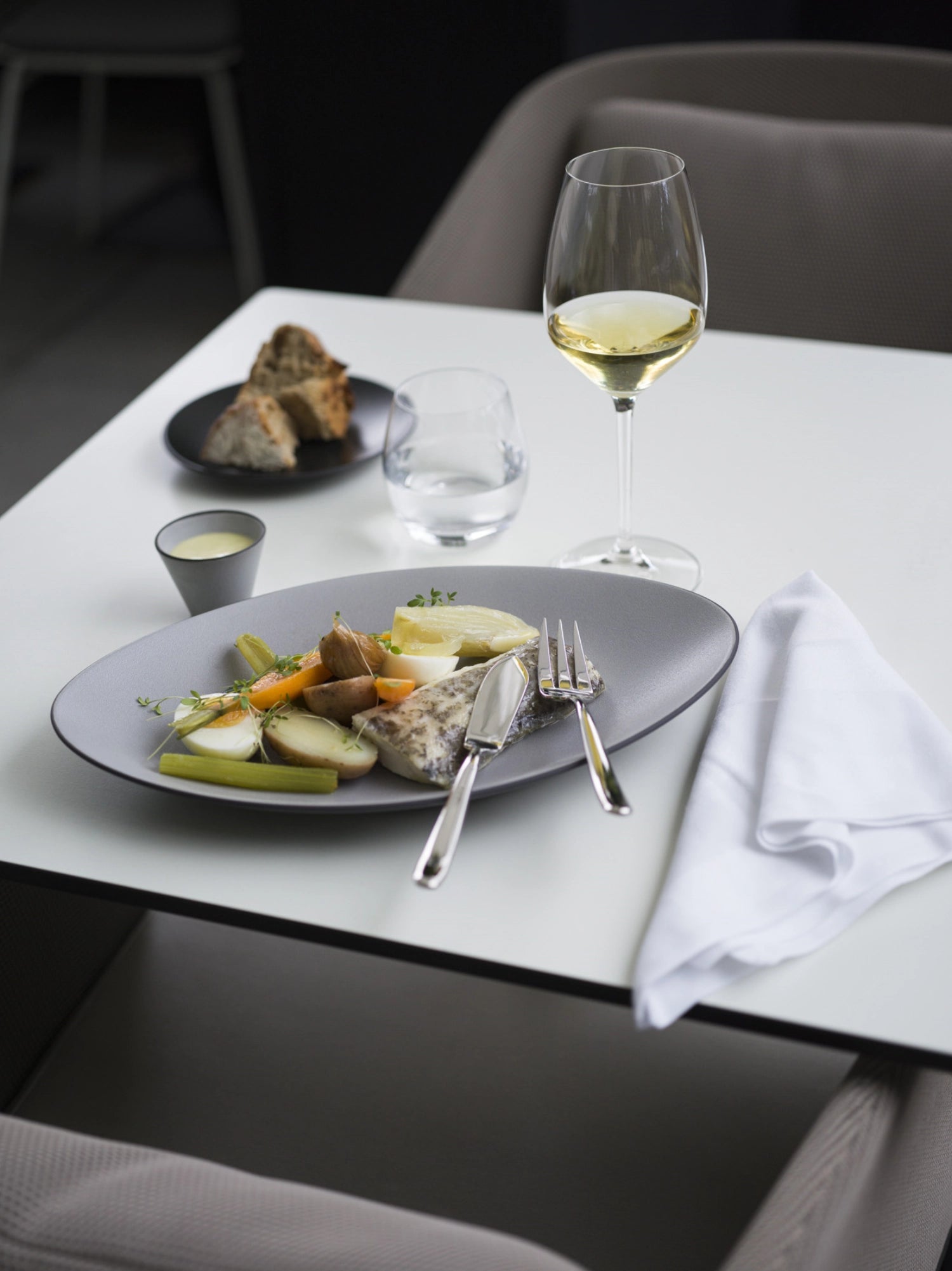 Stilvolle Untertasse in pfeffergrau, 16 cm Durchmesser, ideal für Teetassen und verleiht jedem Teegenuss einen eleganten Touch.