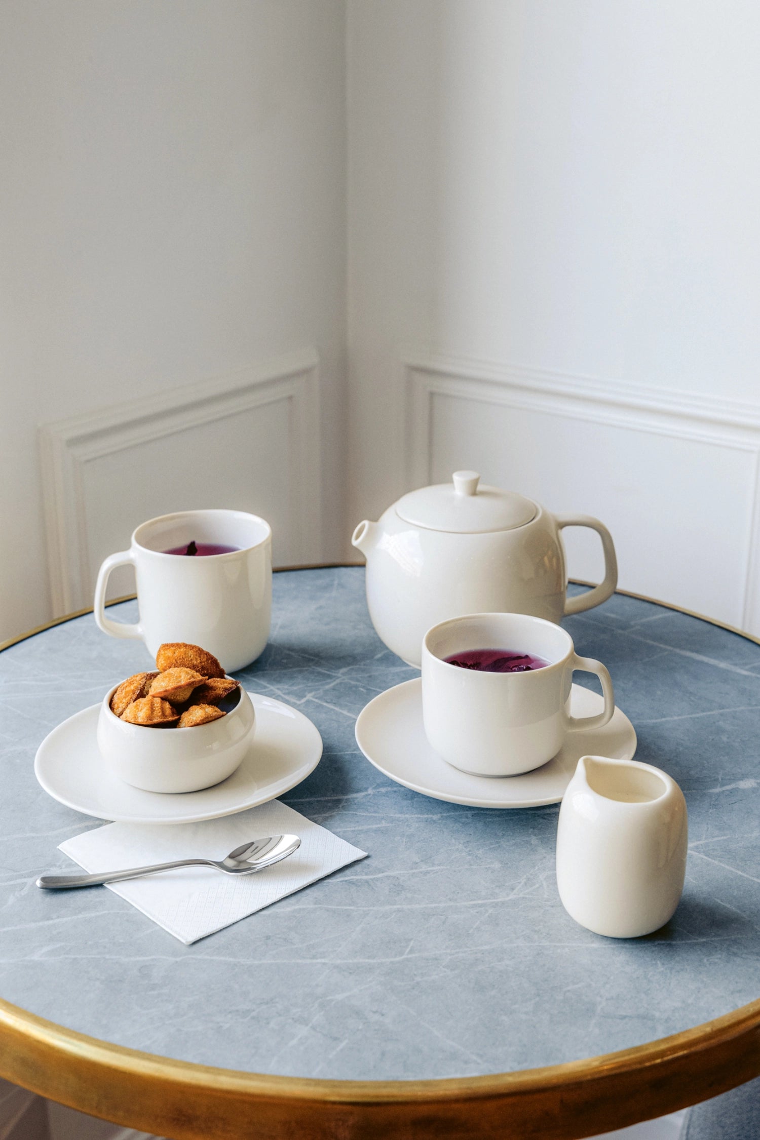 Präsentieren Sie Ihre Desserts stilvoll mit dem Madeleine Dessertteller D21.5cm H2.5cm in elegantem Alabasterweiß von Revol. Ein Must-Have für jeden Tisch!