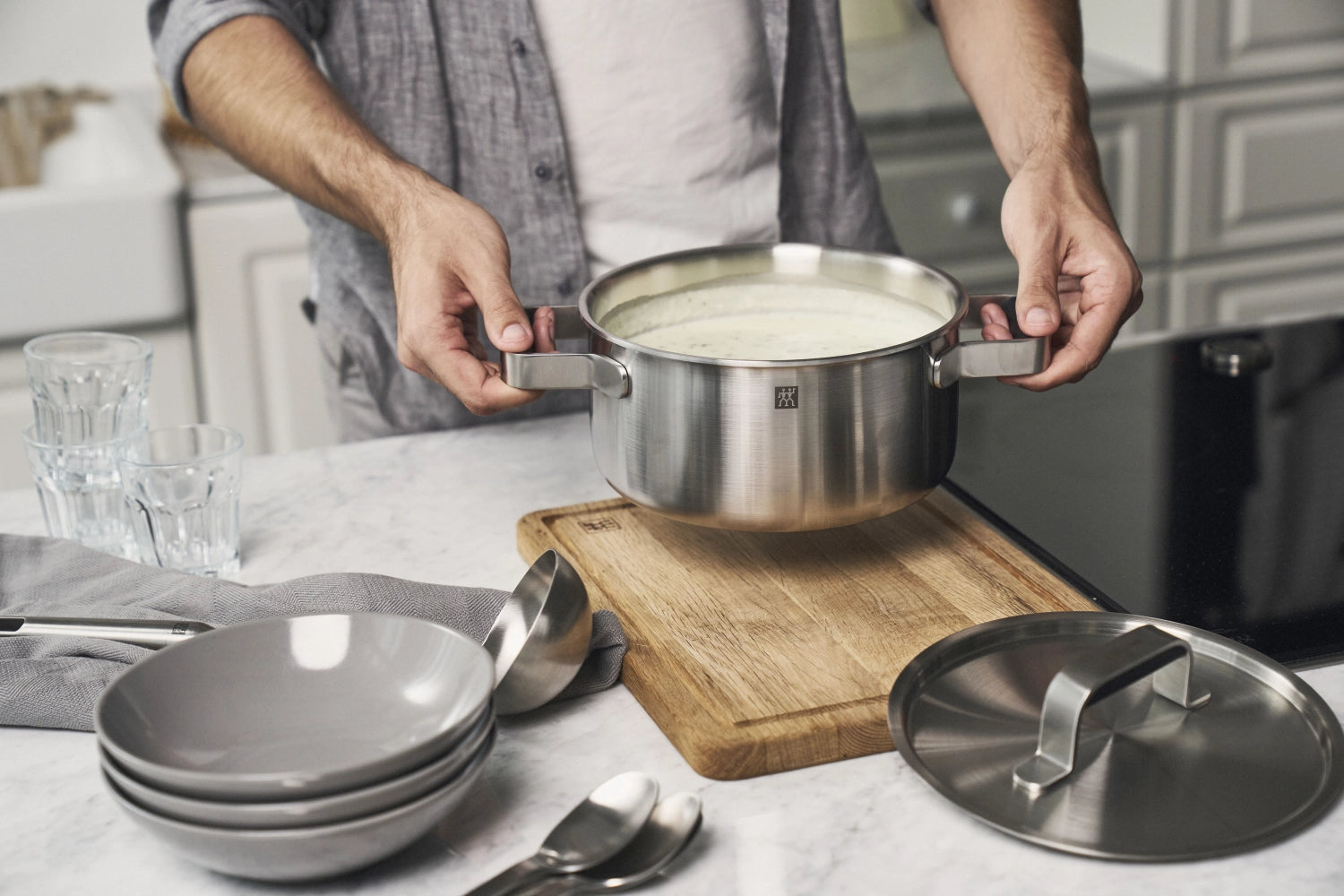 Elegantes 3-teiliges Kochgeschirrset von Zwilling in glänzendem Silber, perfekt für kreative Kochabenteuer und ansprechende Tischpräsentationen.