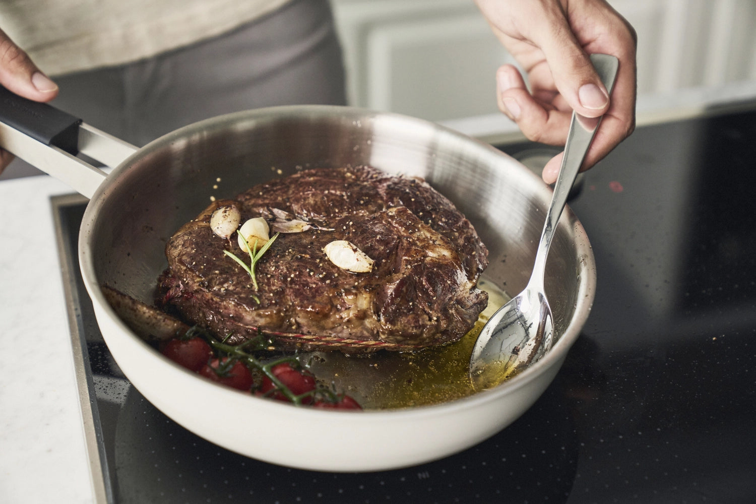 Elegante Pure Bratpfanne von Zwilling in Elfenbeinweiß, 24 cm Durchmesser, ideal für gesundes Braten und Kochen in der modernen Küche.