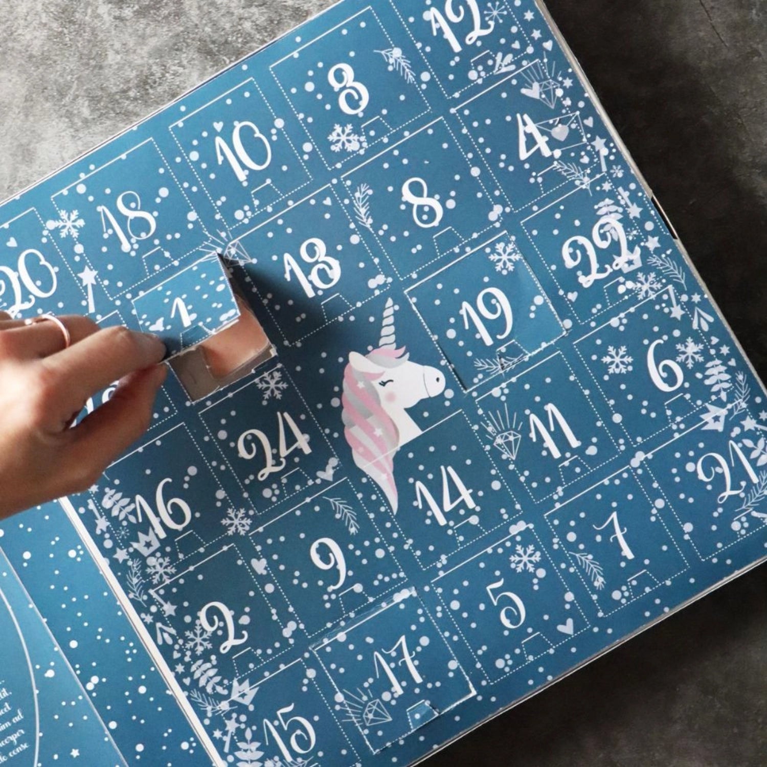 Adventskalender mit zauberhaften Einhorn-Schokogiessformen von Scrap Cooking – ideal für festliche Backideen und süße Überraschungen in der Vorweihnachtszeit.