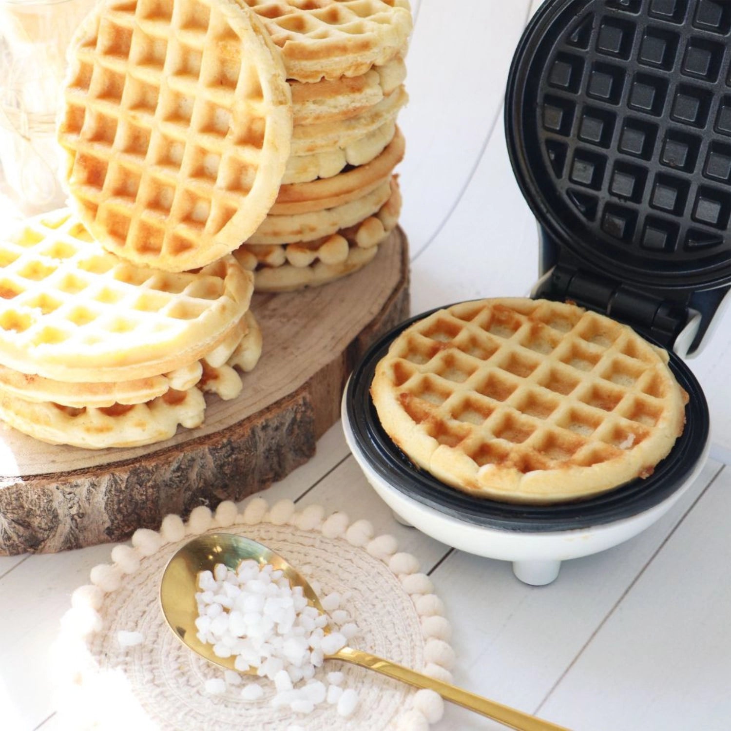 Kleines Waffeleisen von Scrap Cooking für die schnelle Zubereitung von köstlichen Mini-Waffeln, perfekt für Snacks und Desserts.