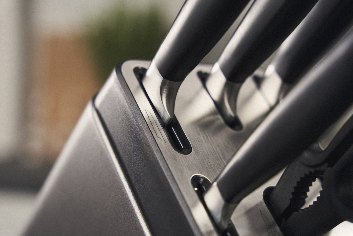 7tlg. All Star Selbstschärfender Messerblock silber in Grau präsentiert im Onlineshop von KAQTU Design AG. Messerblock ist von Zwilling