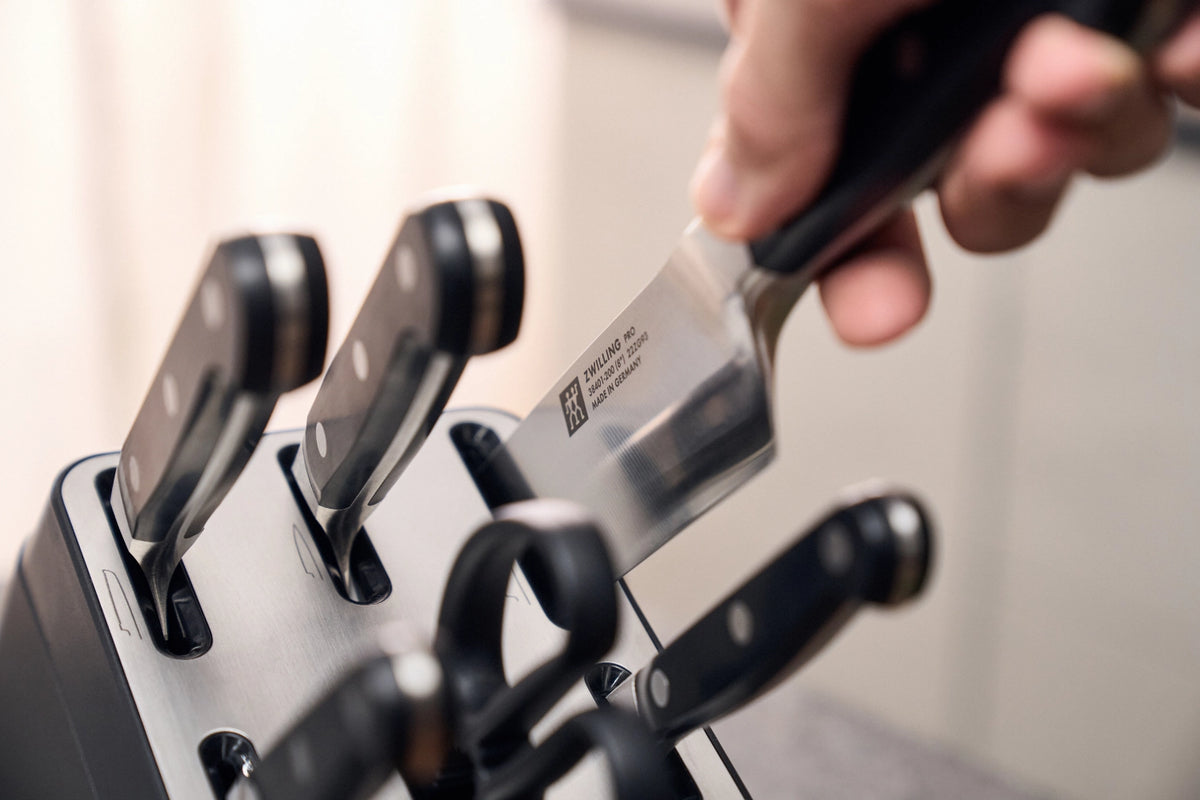 7tlg. Pro Selbstschärfender Messerblock in Grau präsentiert im Onlineshop von KAQTU Design AG. Messerblock ist von Zwilling