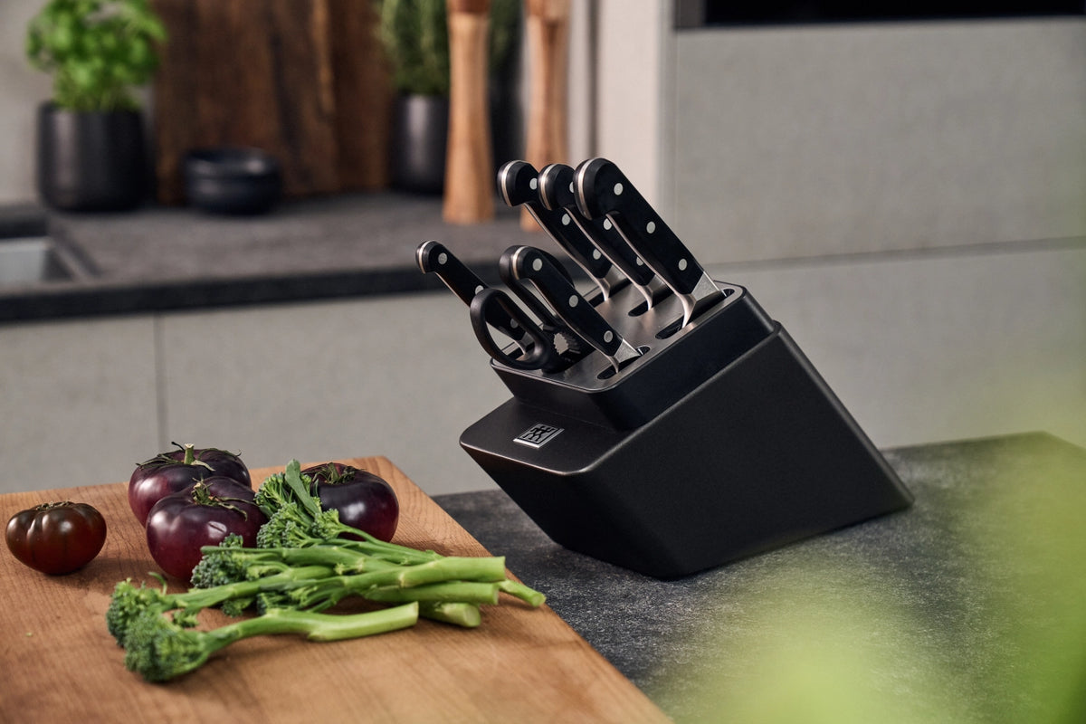 7tlg. Pro Selbstschärfender Messerblock in Grau präsentiert im Onlineshop von KAQTU Design AG. Messerblock ist von Zwilling