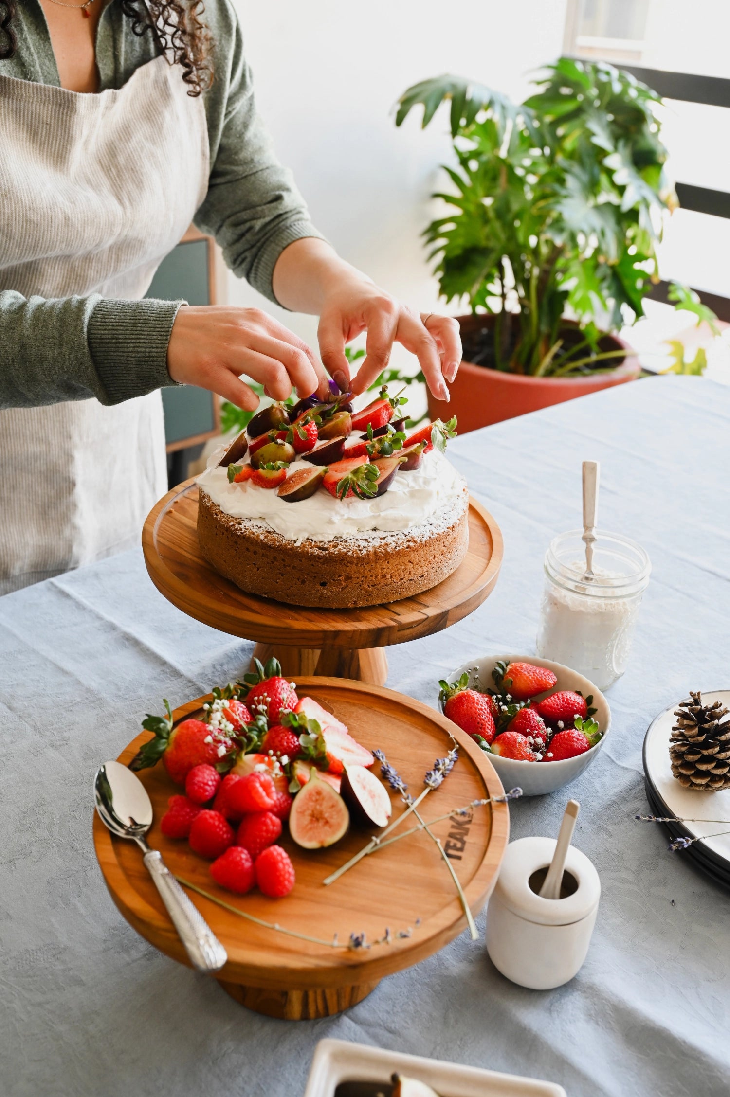 Elegante Bistro Tortenplatte aus hochwertigem Teakholz, Durchmesser 24 cm, Höhe 10 cm, ideal für stilvolle Präsentationen von Torten und Desserts.