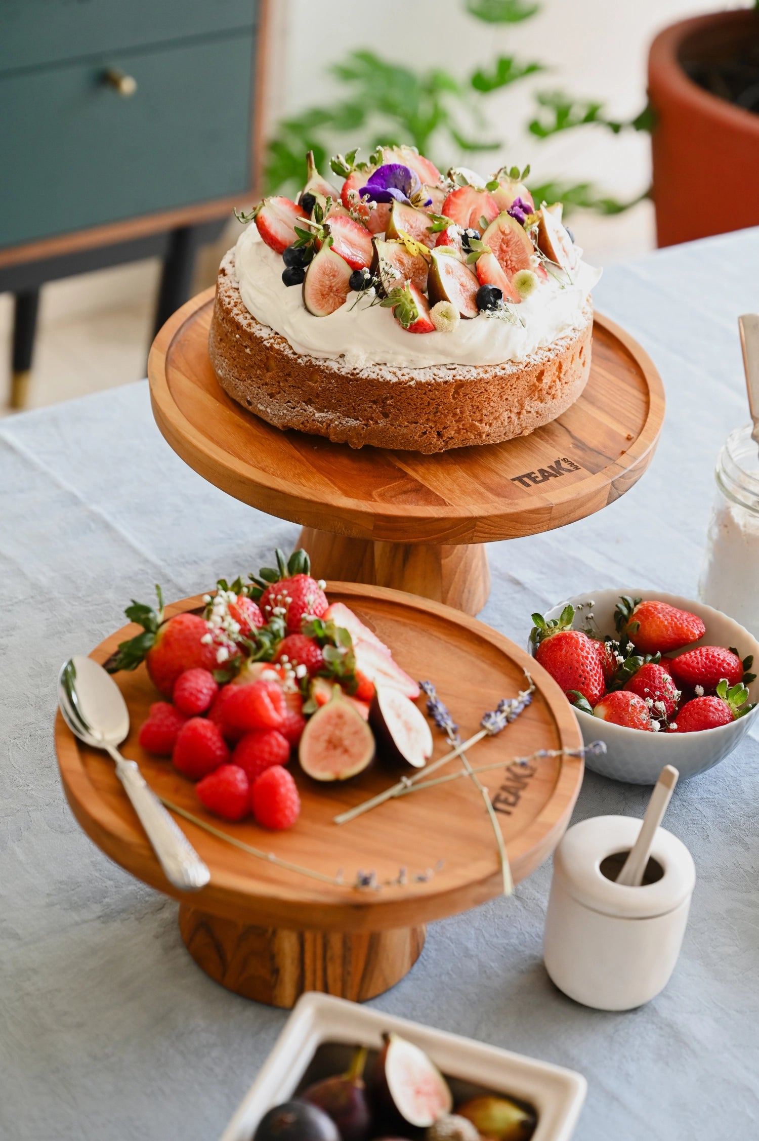 Stilvolle Tortenplatte aus edlem Teakholz, 24 cm Durchmesser und 10 cm hoch, perfekt für die ansprechende Präsentation von Kuchen und Desserts.