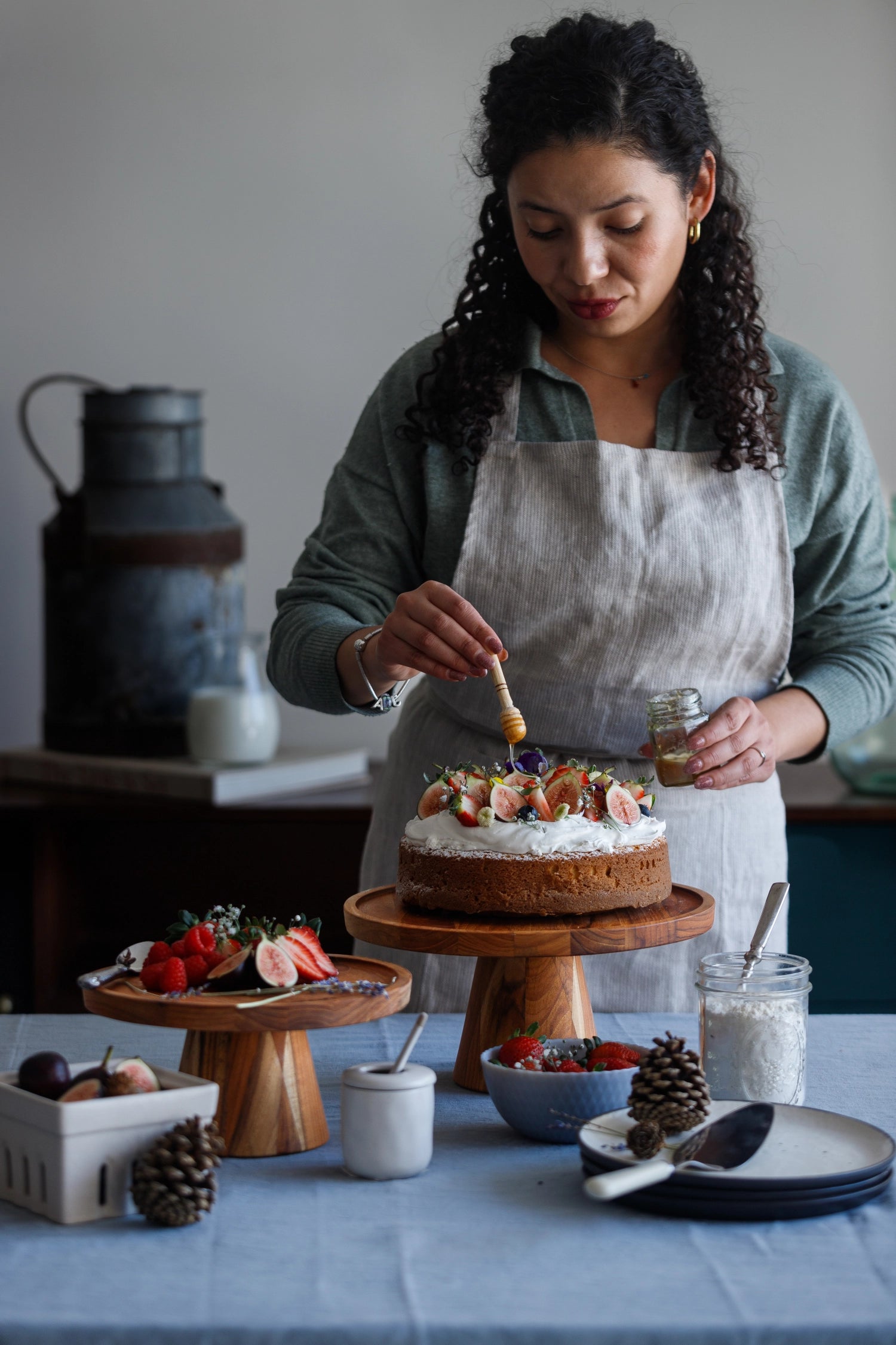Elegante Bistro Tortenplatte aus hochwertigem Teakholz, Durchmesser 24 cm, Höhe 10 cm, ideal für festliche Anlässe und ansprechende Dessertpräsentationen.