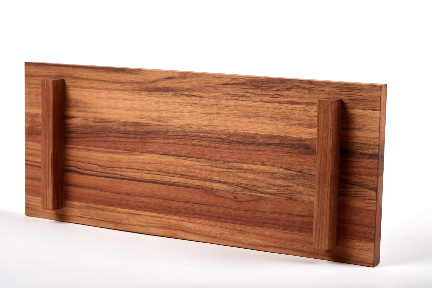 Elegante Teakholz Servierplatte mit Füßen, Maße 53x22x4.6cm, ideal für ansprechende Präsentationen und festliche Buffets.
