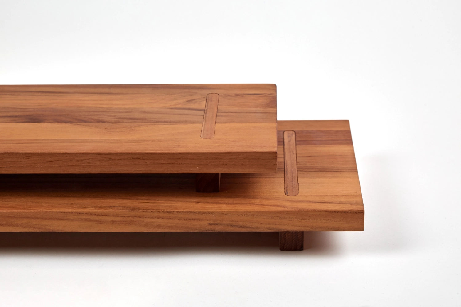 Elegante Teakholz Servierplatte mit Füßen, 53x22x4.6cm, ideal für ansprechende Präsentationen und festliche Buffets.