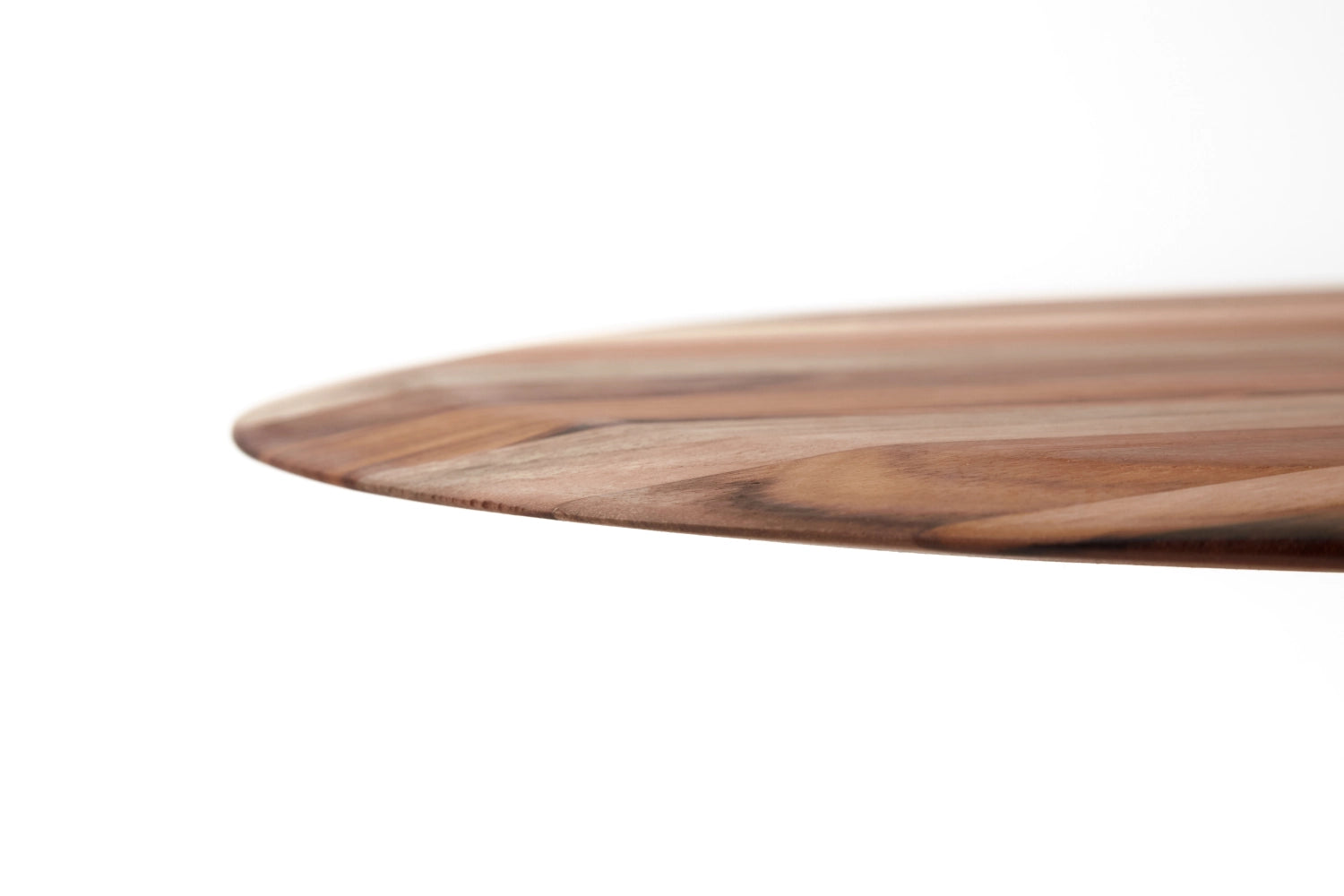 Hochwertiges Teakholz Servierbrett im Canoe-Stil, perfekt für Pizza und Fingerfood, ausgestattet mit einem handlichen Griff für müheloses Servieren.