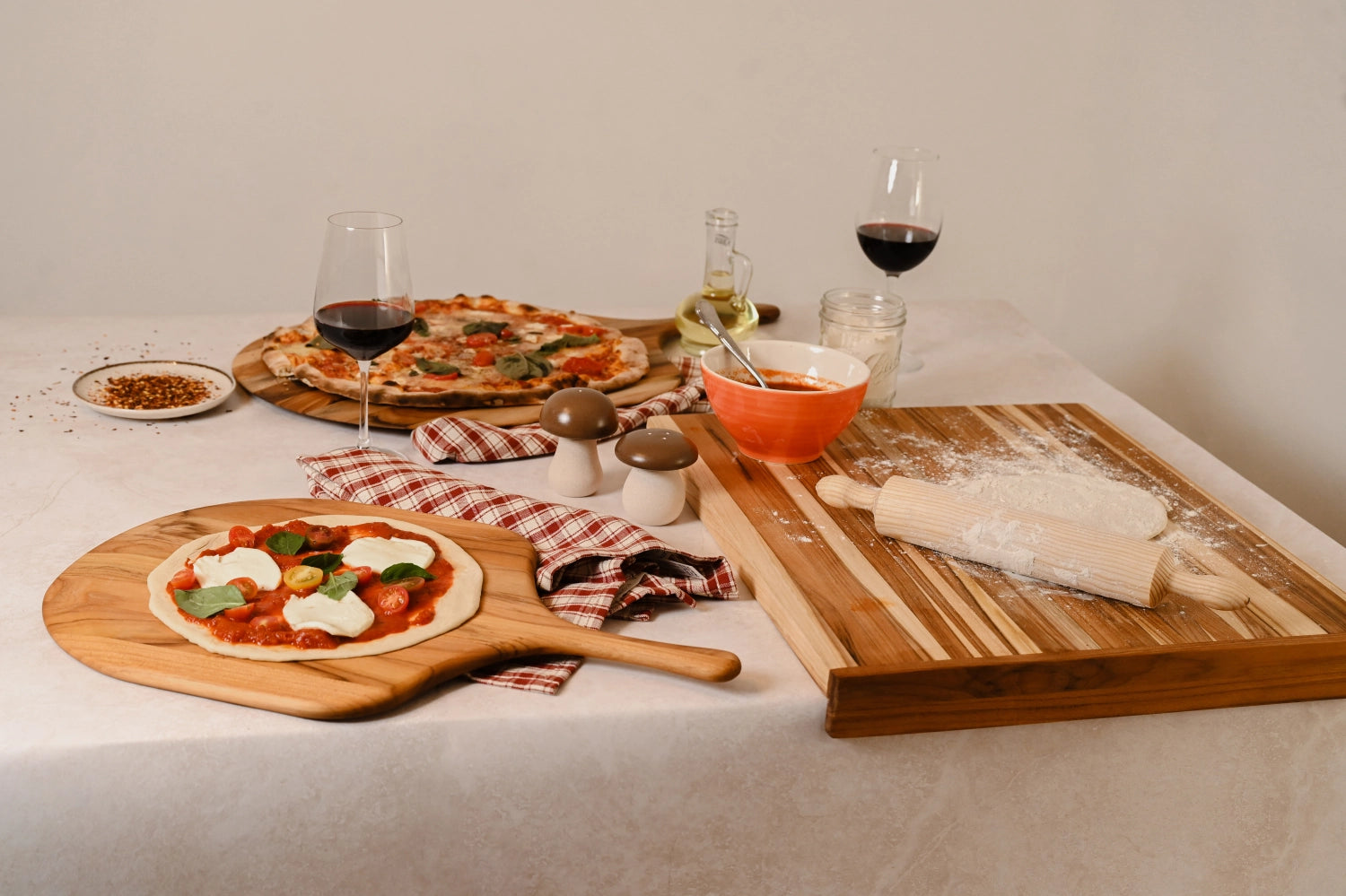 Hochwertiges Teakholz Servierbrett in Canoe-Form, perfekt für Pizza und Snacks, mit ergonomischem Griff für müheloses Tragen.