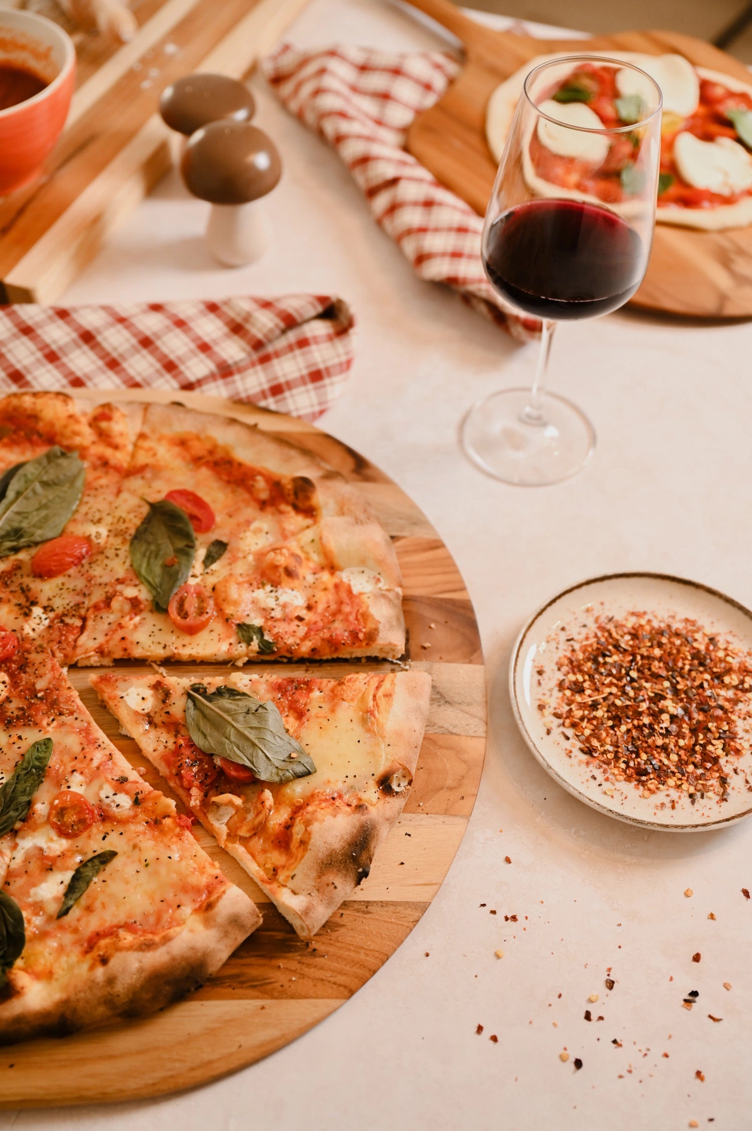 Elegantes Servierbrett aus Teakholz in Canoe-Design, ideal für Pizzas und Snacks, ausgestattet mit praktischem Griff für einfachen Transport.