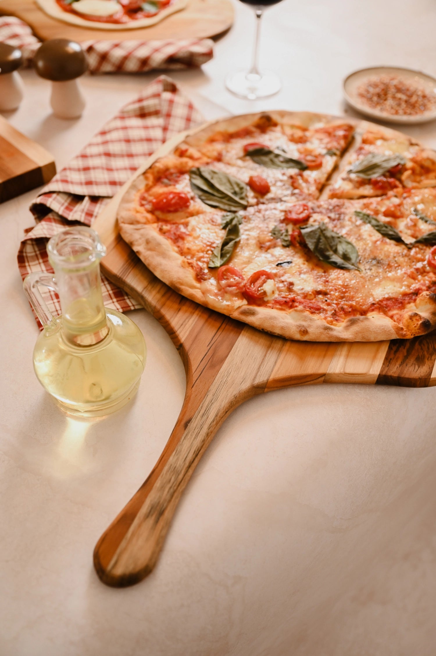 Hochwertiges Teakholz Servierbrett im Canoe-Stil, perfekt für Pizzas und Fingerfood, mit ergonomischem Griff für müheloses Servieren.