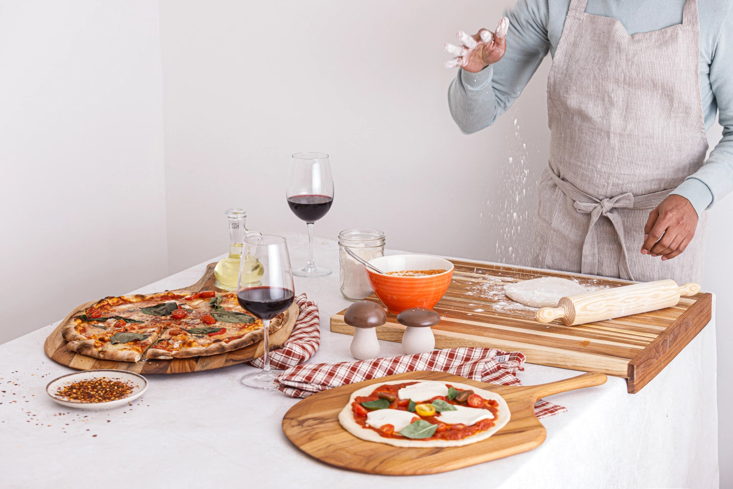 Elegantes Servierbrett aus Teakholz im Canoe-Design, ideal für Pizza und Snacks, mit praktischem Griff für einfaches Handling.