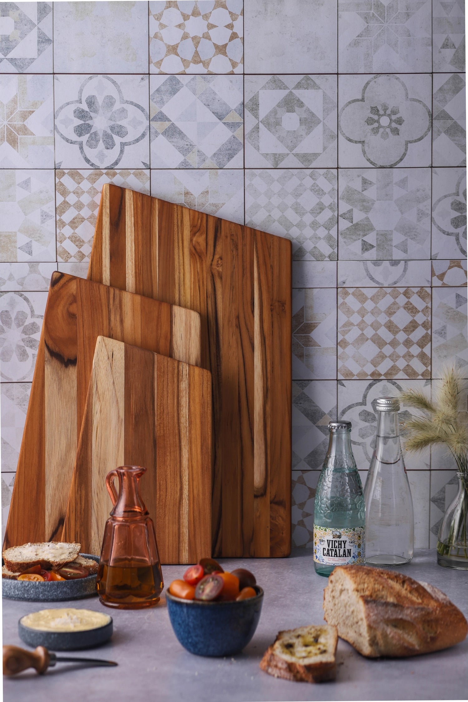 Stilvolles trapezförmiges Teakholz-Schneidbrett, ideal für die Zubereitung von Speisen, Maße: 29x19x1.5 cm, vereint Ästhetik und Praktikabilität.