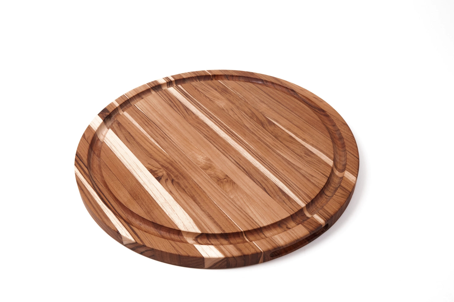 Rundes Teakholz-Schneidebrett mit 46 cm Durchmesser, ausgestattet mit Saftrille und ergonomischen Griffen für müheloses Schneiden und Servieren.