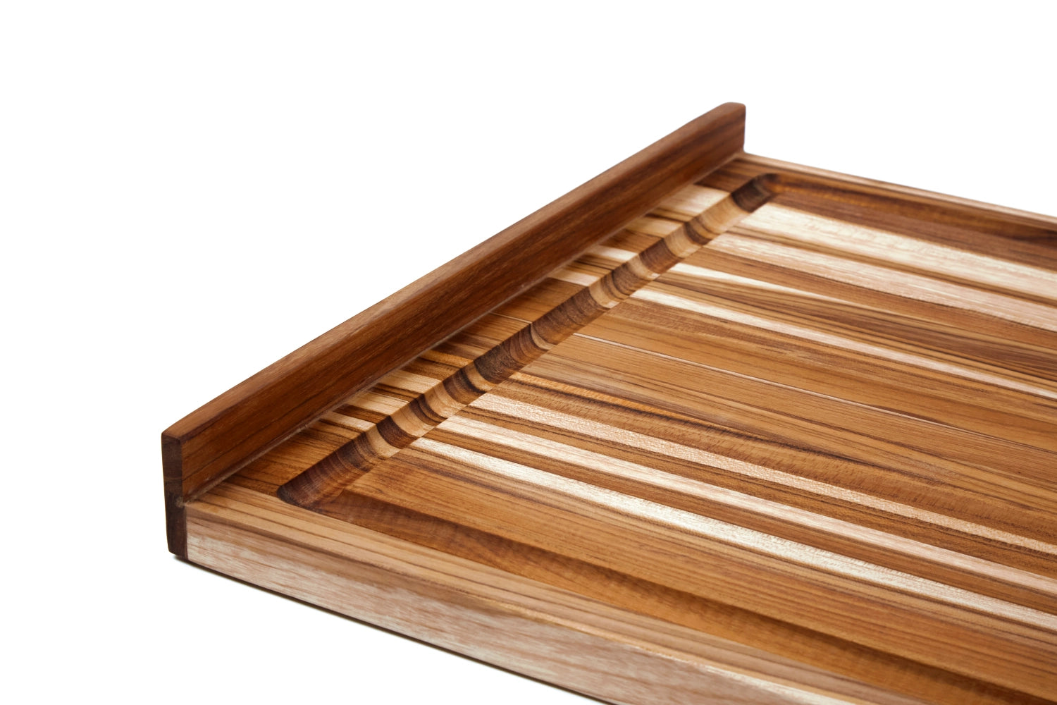Elegantes Schneidbrett aus Teakholz im skandinavischen Stil, 54x46x2.5cm, mit praktischen Saftrillen auf beiden Seiten für müheloses Schneiden und Servieren.