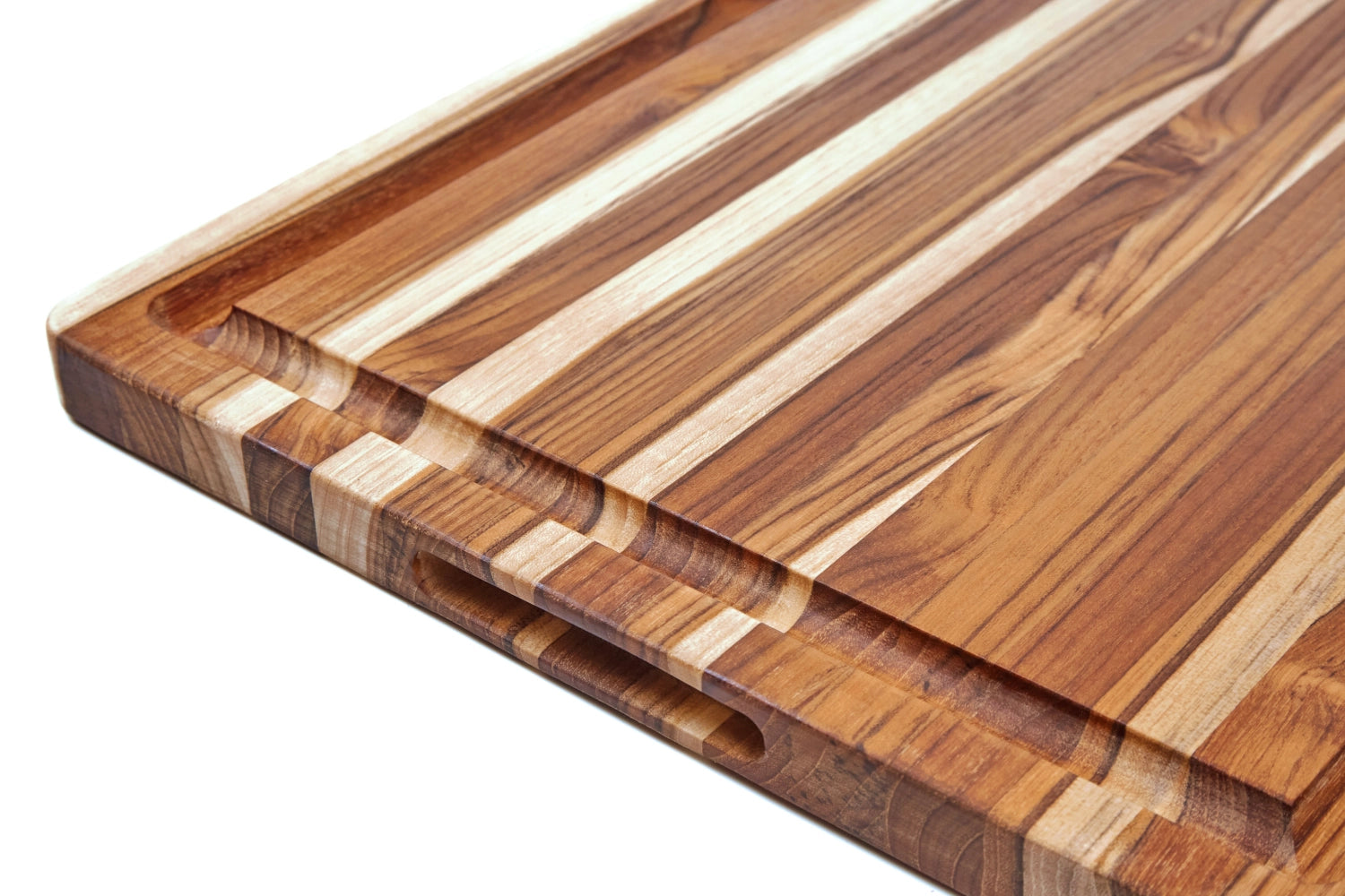 Hochwertiges Teakholz Servierbrett im skandinavischen Design, perfekt für Grillabende. Mit tiefer Saftrille und großzügigen Abmessungen.