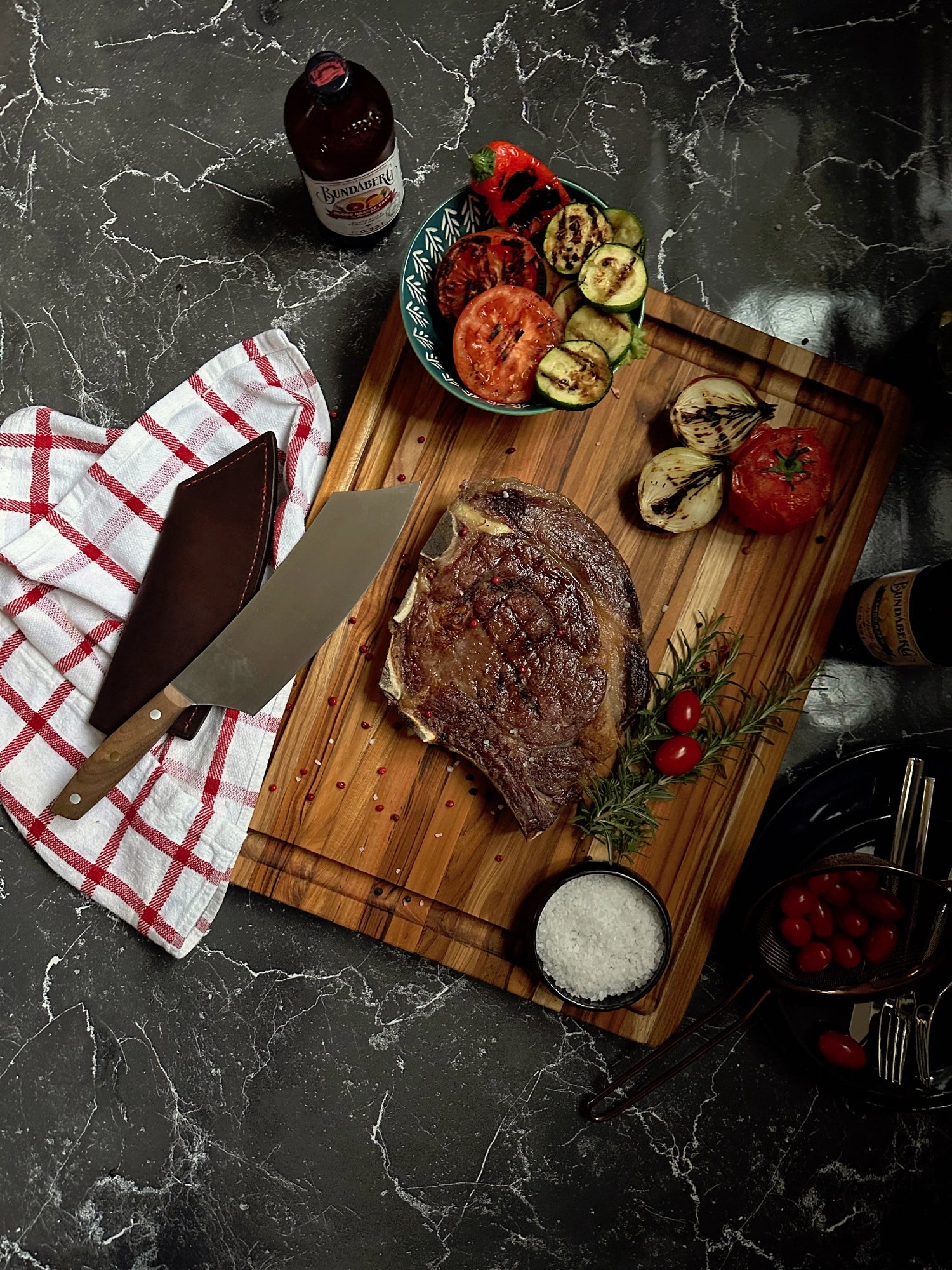 Hochwertiges Servierbrett im skandinavischen Design, perfekt für Grillpartys. Mit tiefer Saftrille und großzügigen Abmessungen von 54x38x2.5cm.