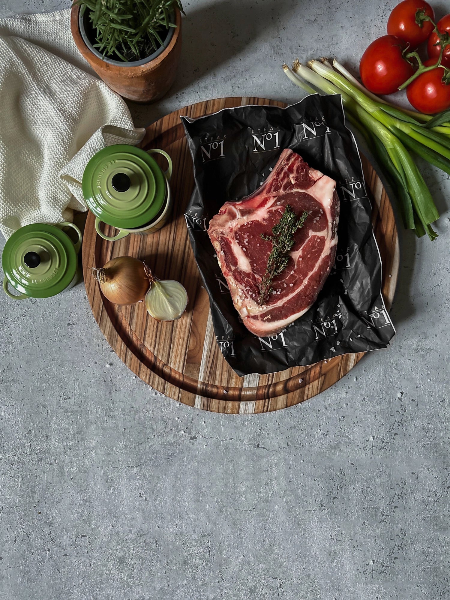 Elegantes Teakholz-Schneidbrett (46x3.8cm) mit integrierter Saftrille und ergonomischen Griffen, perfekt für alle Kochbedürfnisse.