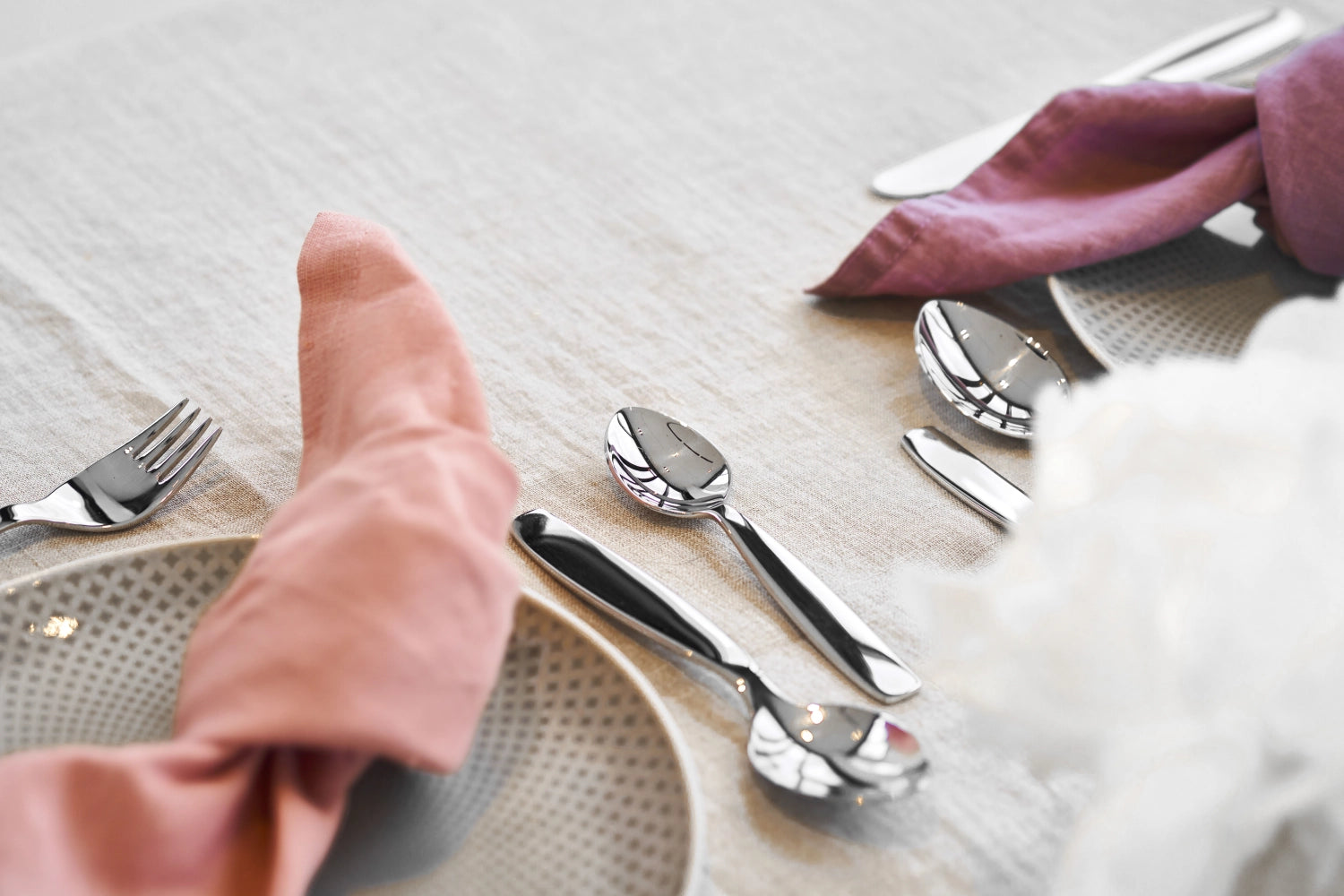 Verspieltes 4-teiliges Kinderbesteck Pila von Zwilling, perfekt für Kinder, aus robustem Edelstahl, ideal für den täglichen Gebrauch.