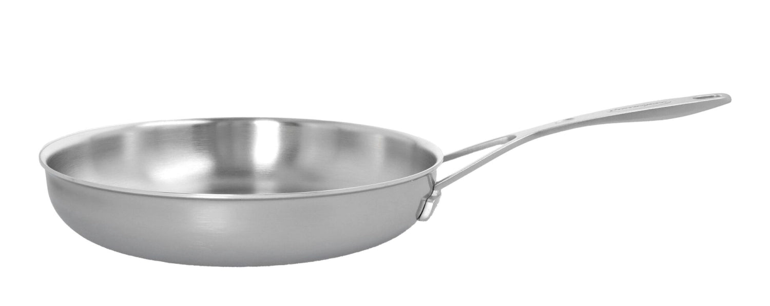 BOWL 57 Feuerschale von Höfats mit elegantem Dreibein, ideal für gemütliche Abende im Freien, aus hochwertigem Material gefertigt.