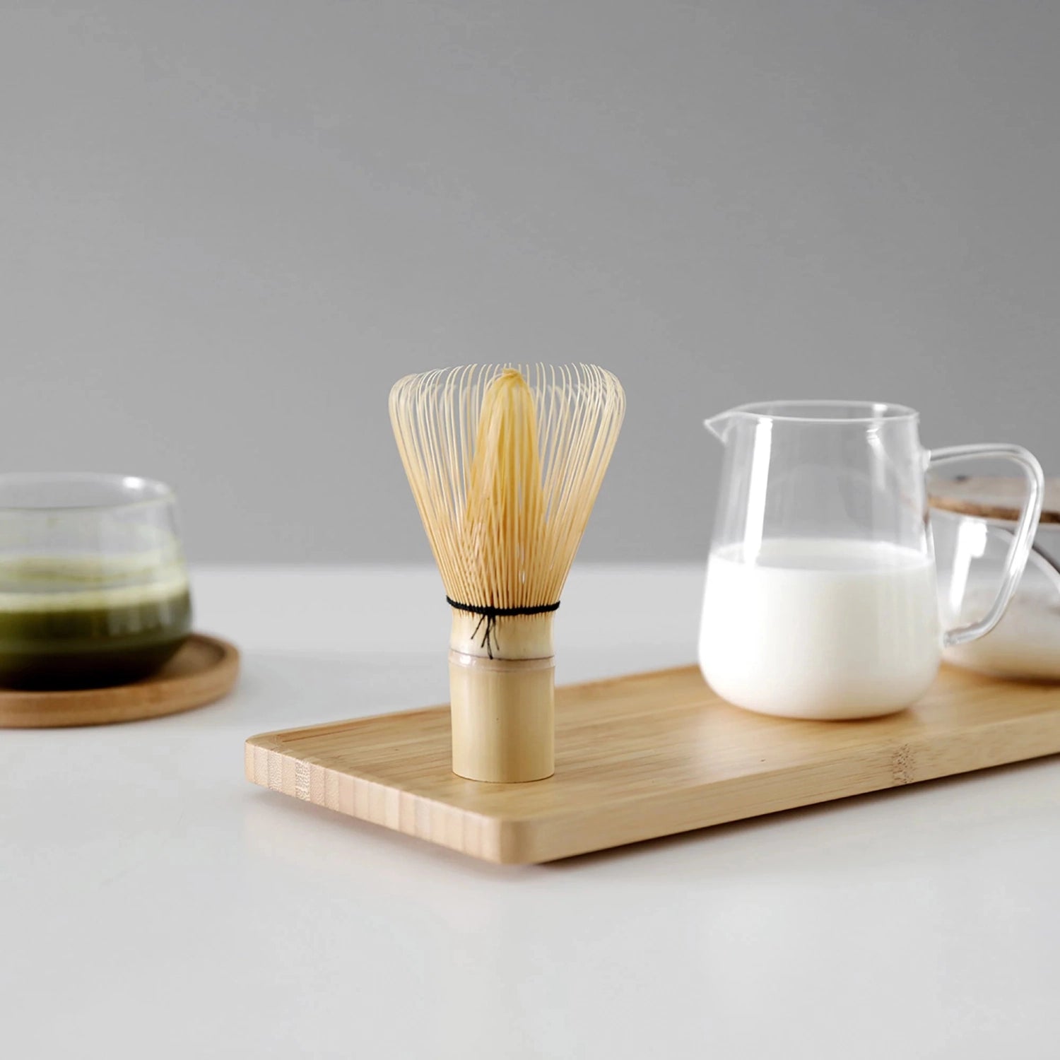 Eleganter Bambus-Matcha-Besen in Beige, ideal für die Zubereitung von feinem Matcha-Tee. Hochwertiges Zubehör von Viva für Teeliebhaber.