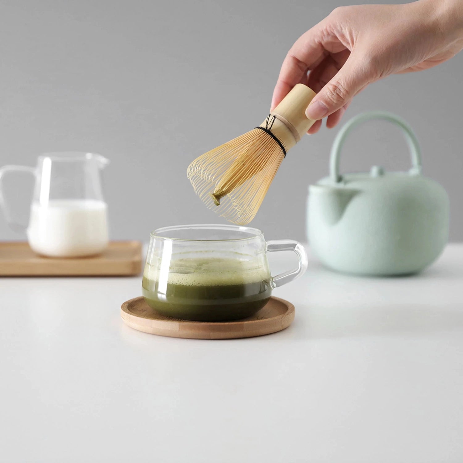 Hochwertiger Bambus-Matcha-Besen in sanften Beigetönen, perfekt für die traditionelle Zubereitung von cremigem Matcha-Tee.