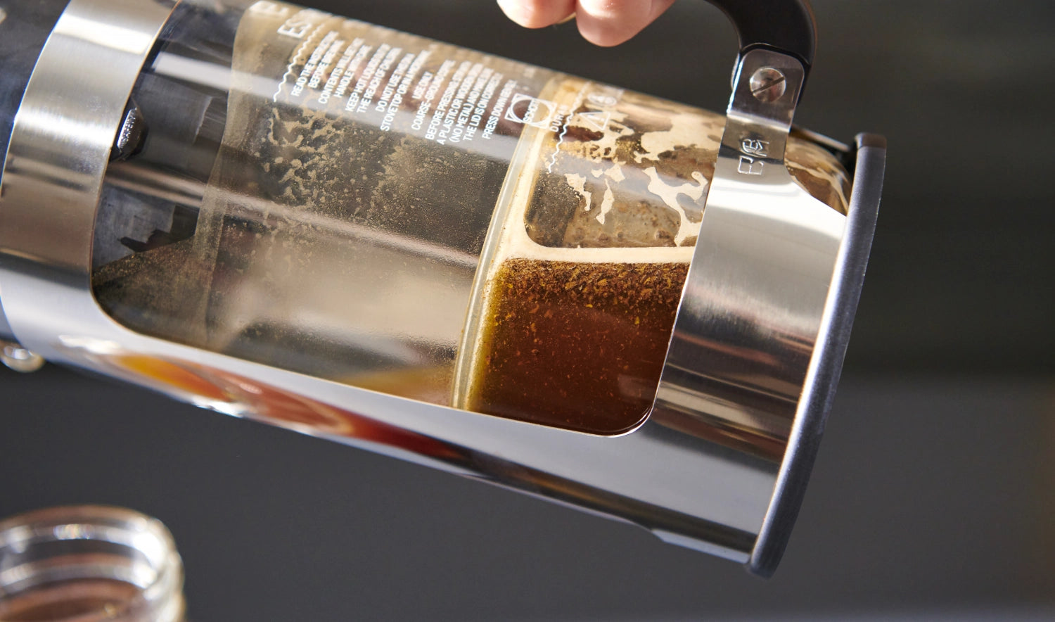 Moderne French Press P5 aus glänzendem Kunststoff, 946ml, ideal für die Zubereitung von köstlichem Kaffee mit vollem Aroma.