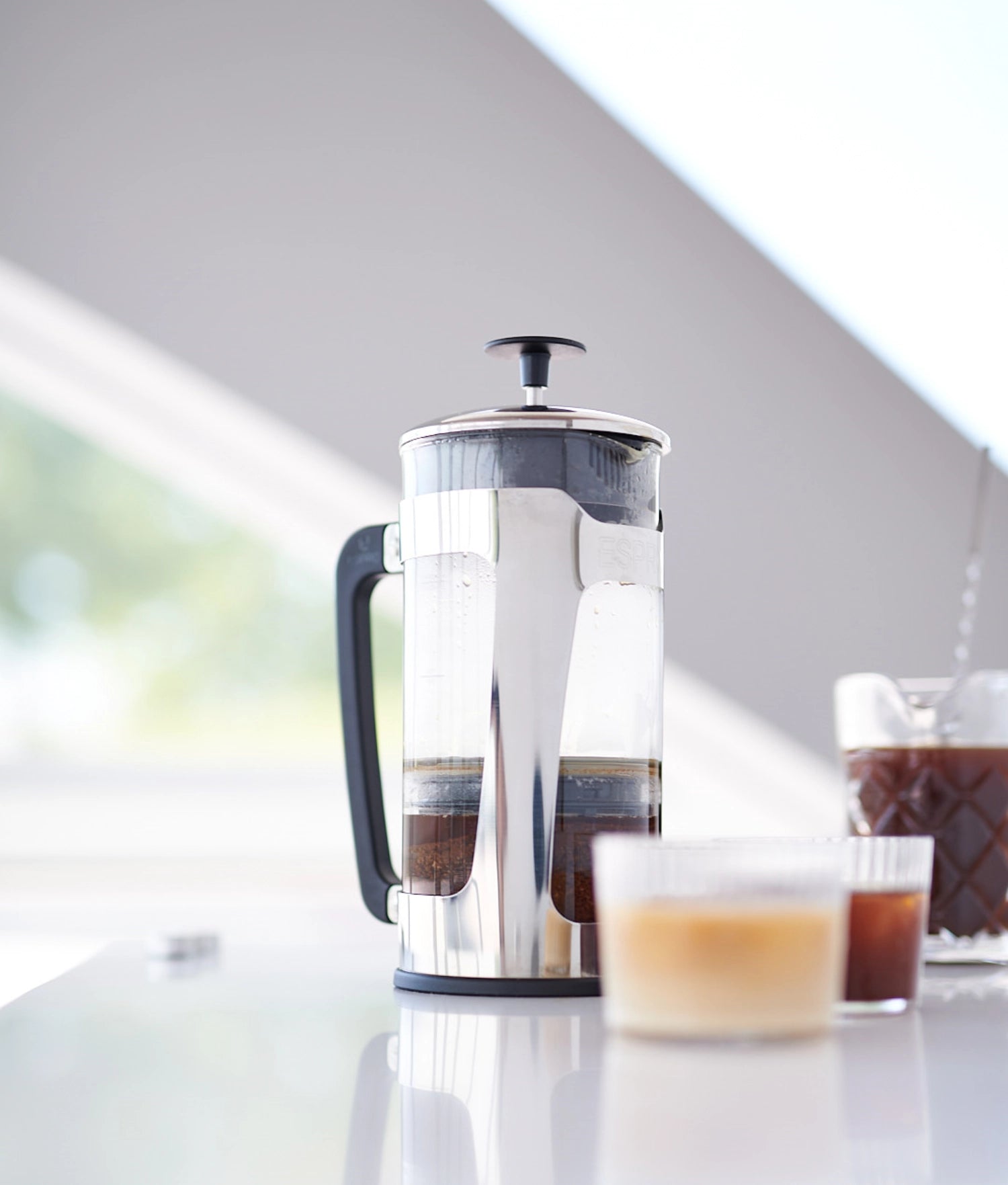 Elegante French Press P5 aus glänzendem Kunststoff, 532ml, ideal für die Zubereitung von aromatischem Kaffee in stilvollem Design.
