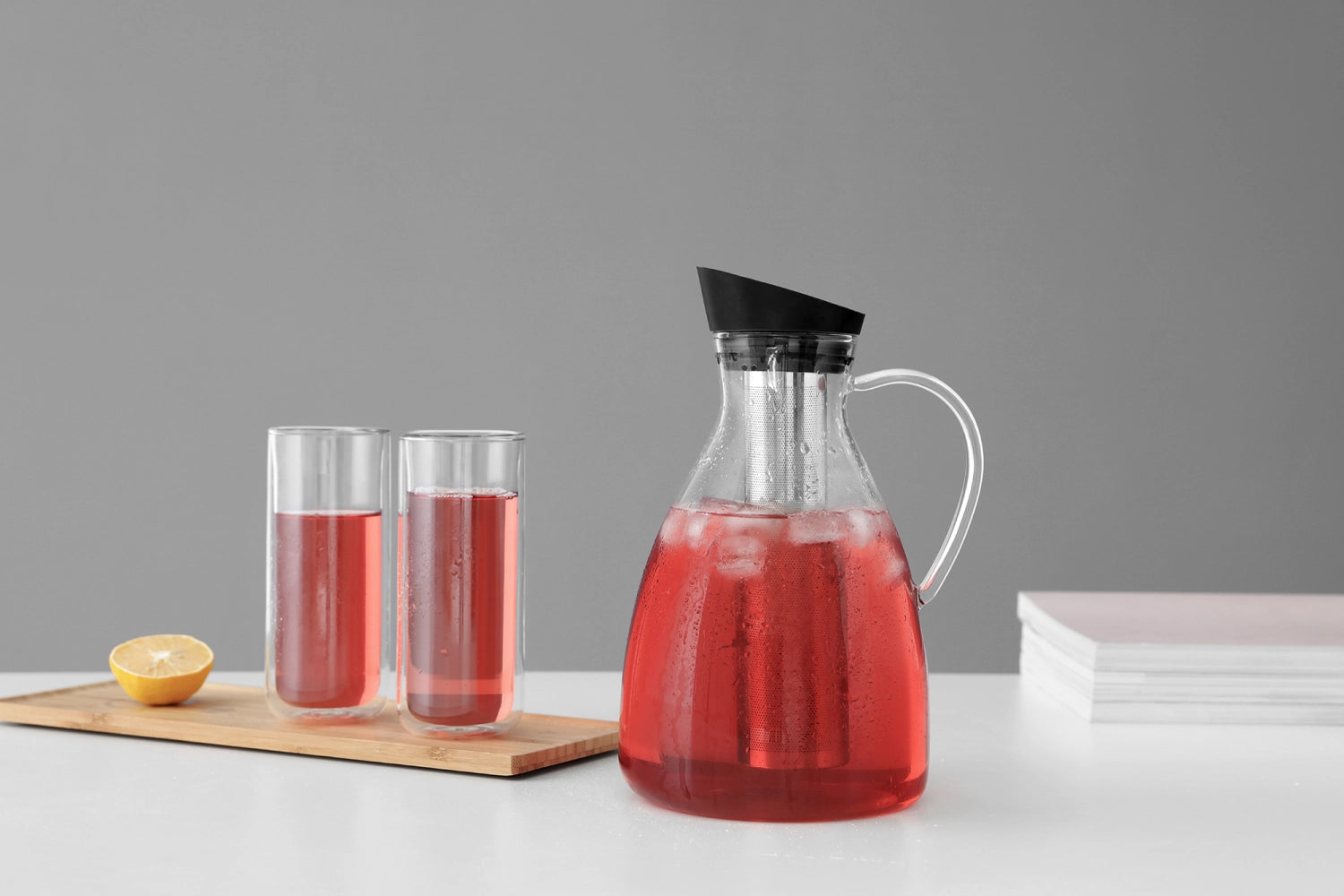 Elegante Infusion Karaffe für Eistee, 2l, aus hitzebeständigem Borosilikatglas, ideal für erfrischende Getränke und stilvolle Präsentation.