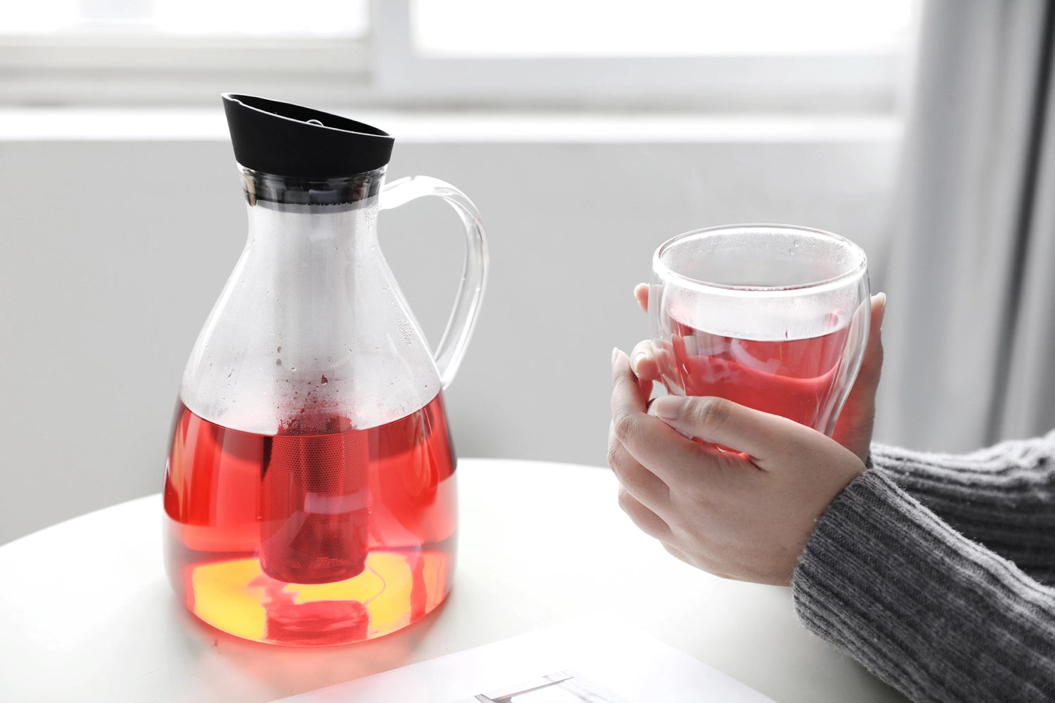 Elegante 2-Liter Karaffe aus hitzebeständigem Borosilikatglas, ideal für erfrischende Eistee-Infusionen und stilvolle Servierung.