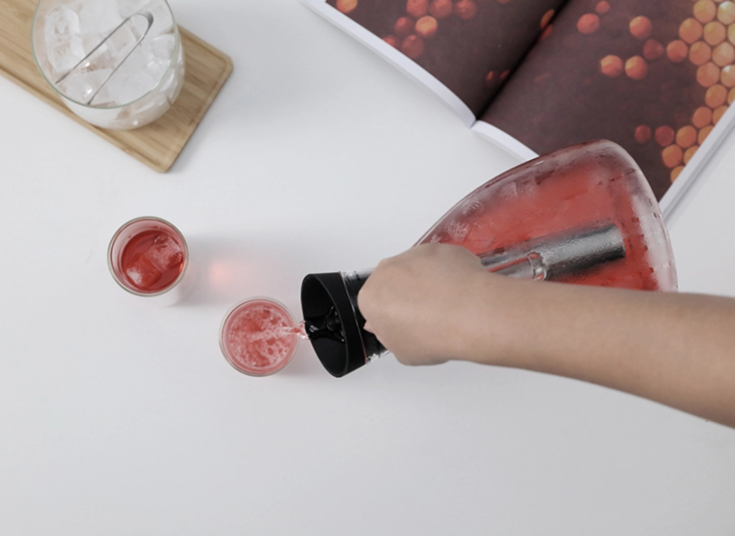 Stilvolle 2-Liter Infusion Karaffe aus robustem Borosilikatglas, perfekt für köstliche Eistees und dekorative Serviermöglichkeiten.