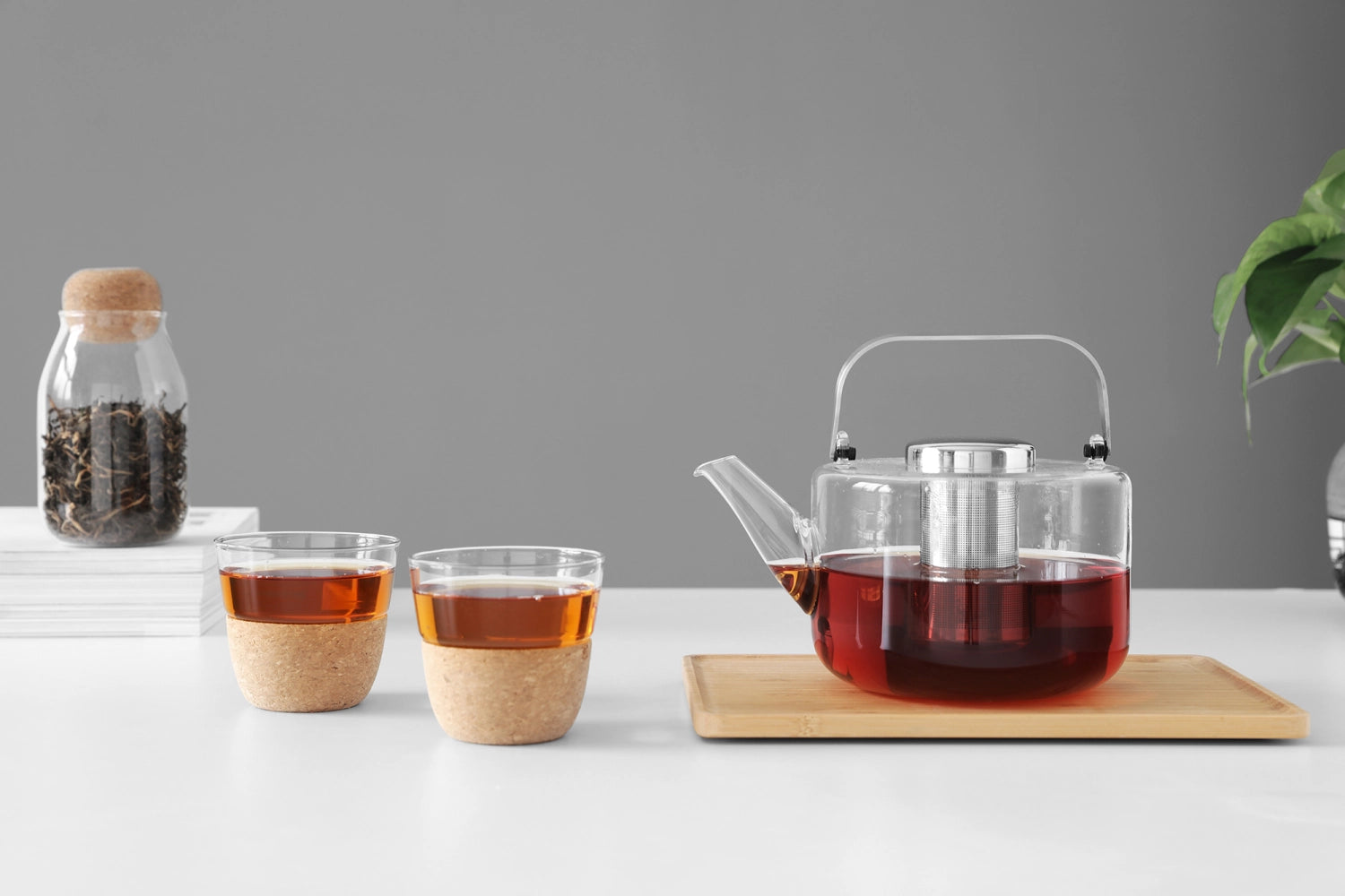 Großer Teekrug Bjorn aus hochwertigem Borosilikatglas, 1,2l, perfekt für Teeliebhaber, die Wert auf Design und Funktionalität legen.