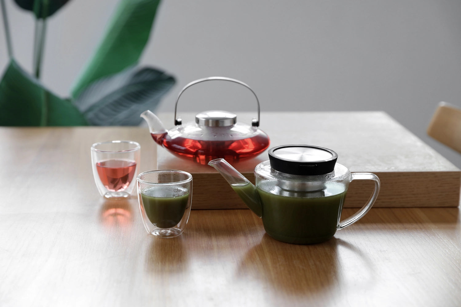 Eleganter Teekrug aus hochwertigem Glas mit 0,55 l Fassungsvermögen, ideal für die stilvolle Teezubereitung und -präsentation.