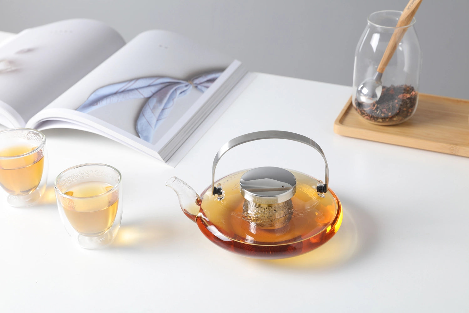 Moderner Teekrug aus klarem Glas mit 0,55 l Volumen, perfekt für die Zubereitung und Präsentation von aromatischem Tee.