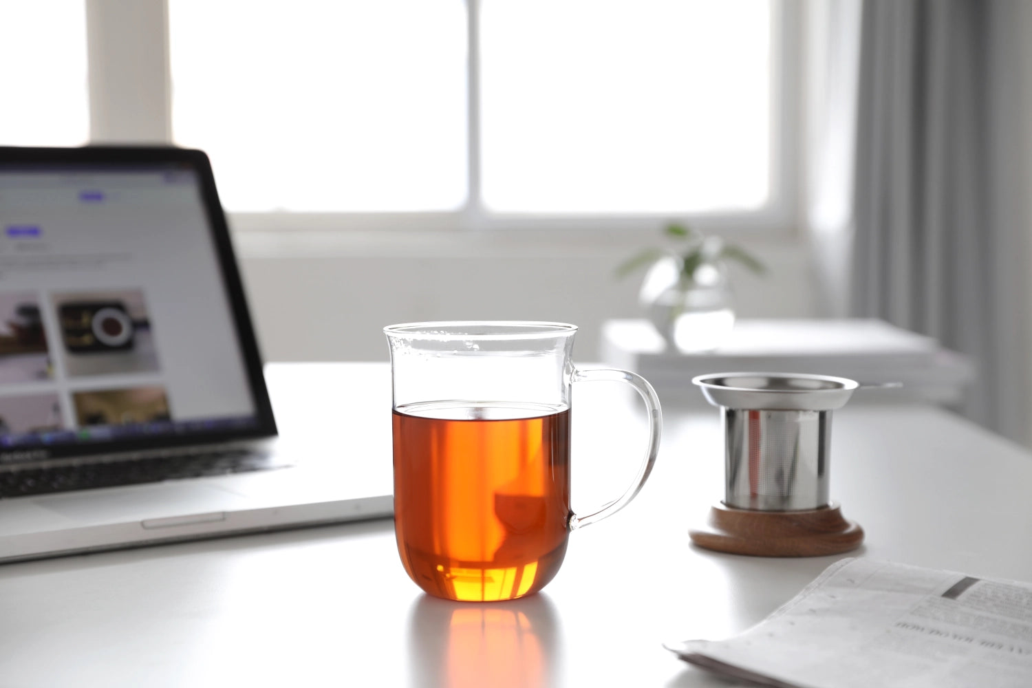 Stilvolle 500ml Teetasse von Viva mit integriertem Sieb, ideal für aromatischen Tee. Schlichtes Design trifft auf praktische Nutzung.