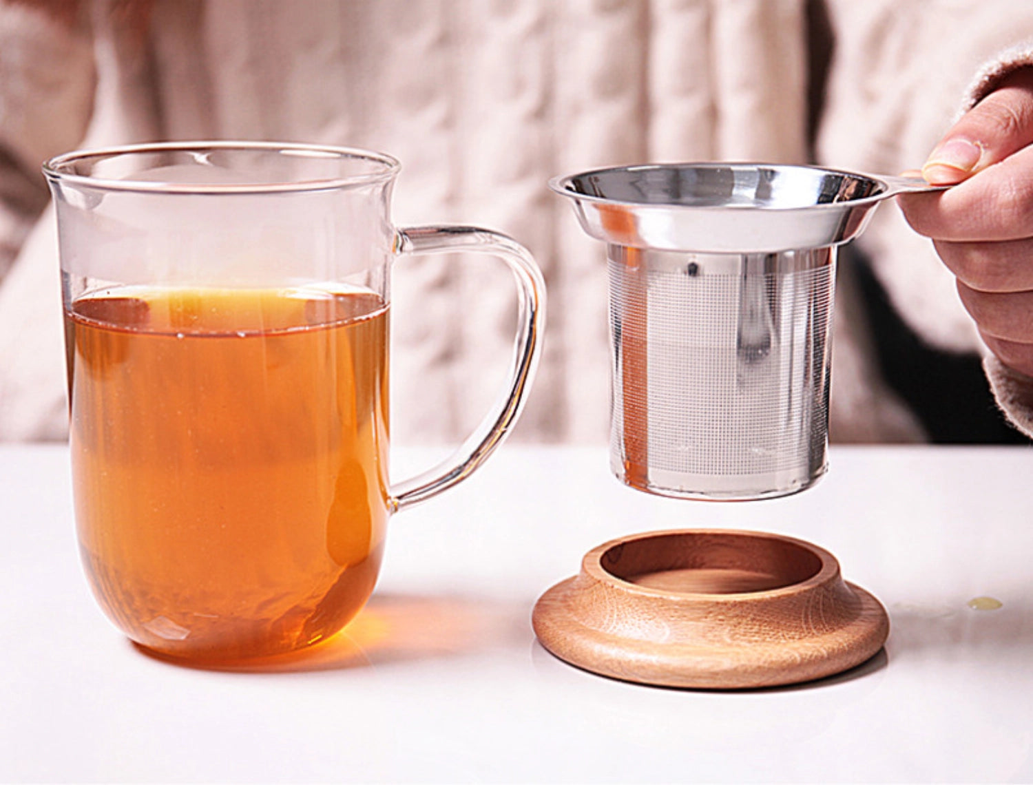 Stilvolle 500ml Teetasse von Viva mit integriertem Sieb, ideal für aromatischen Tee. Harmonisches Design trifft auf praktische Nutzung.