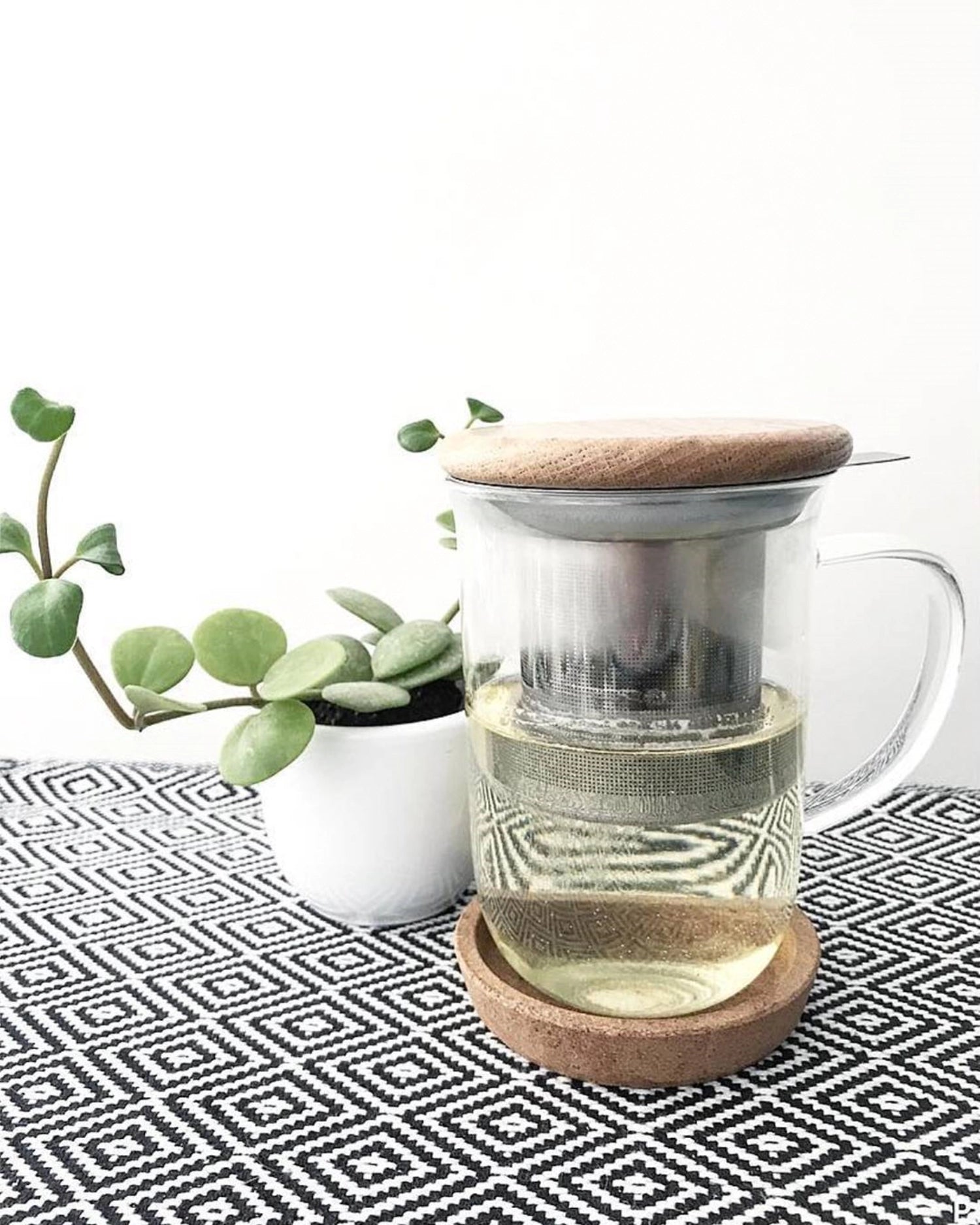 Stilvolle 500ml Teetasse von Viva mit integriertem Sieb, ideal für Teeliebhaber. Schlichtes, modernes Design für jeden Anlass.