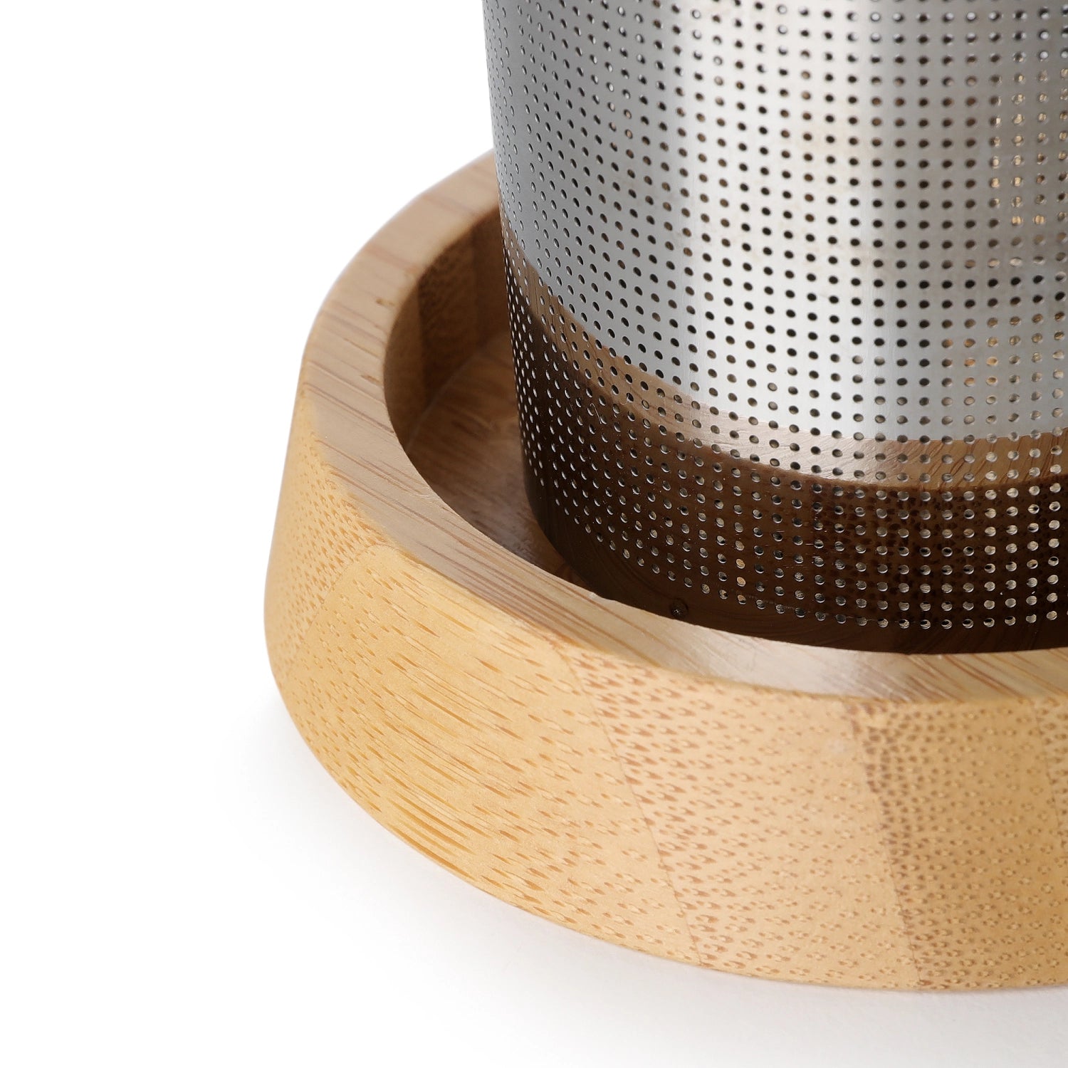 Eleganter Teekrug aus robustem Borosilikatglas mit stilvollem Holzdeckel, ideal für die Zubereitung und Präsentation von Tee.